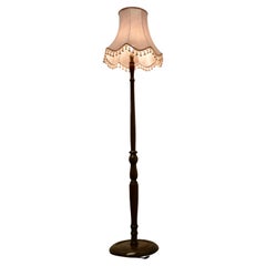 Stehlampe aus gedrechseltem Nussbaumholz, Standardlampe