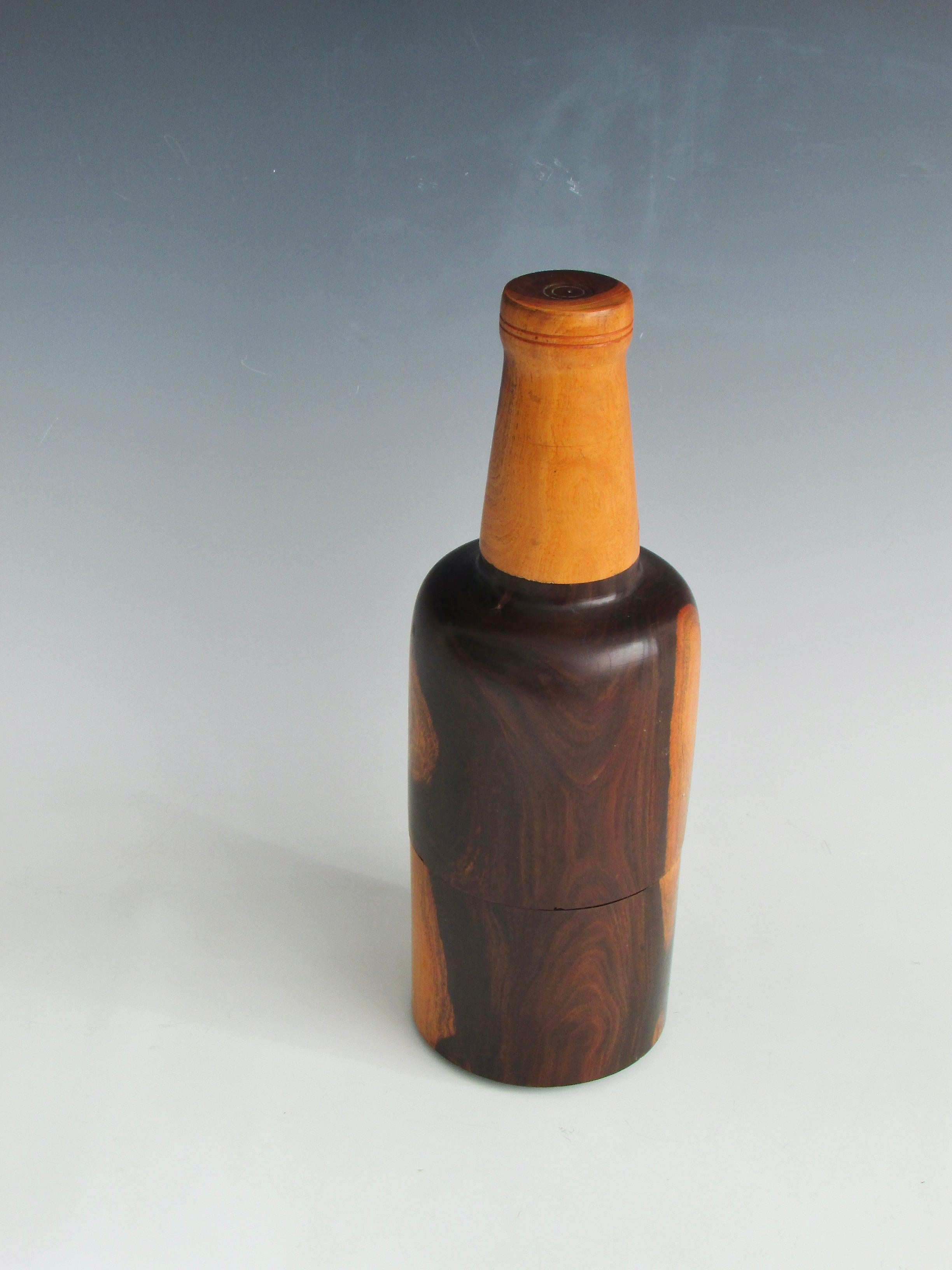 Ottimo esempio di tornitura del legno. Tre sezioni di palissandro tornito messe insieme per formare una bottiglia di vino. Credo che si tratti dell'inizio del XX secolo.