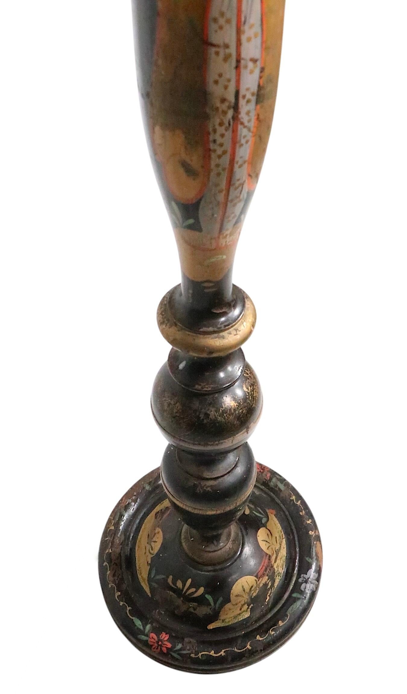 Lámpara de pie Chinoiserie de madera torneada en Bastante bueno estado para la venta en New York, NY