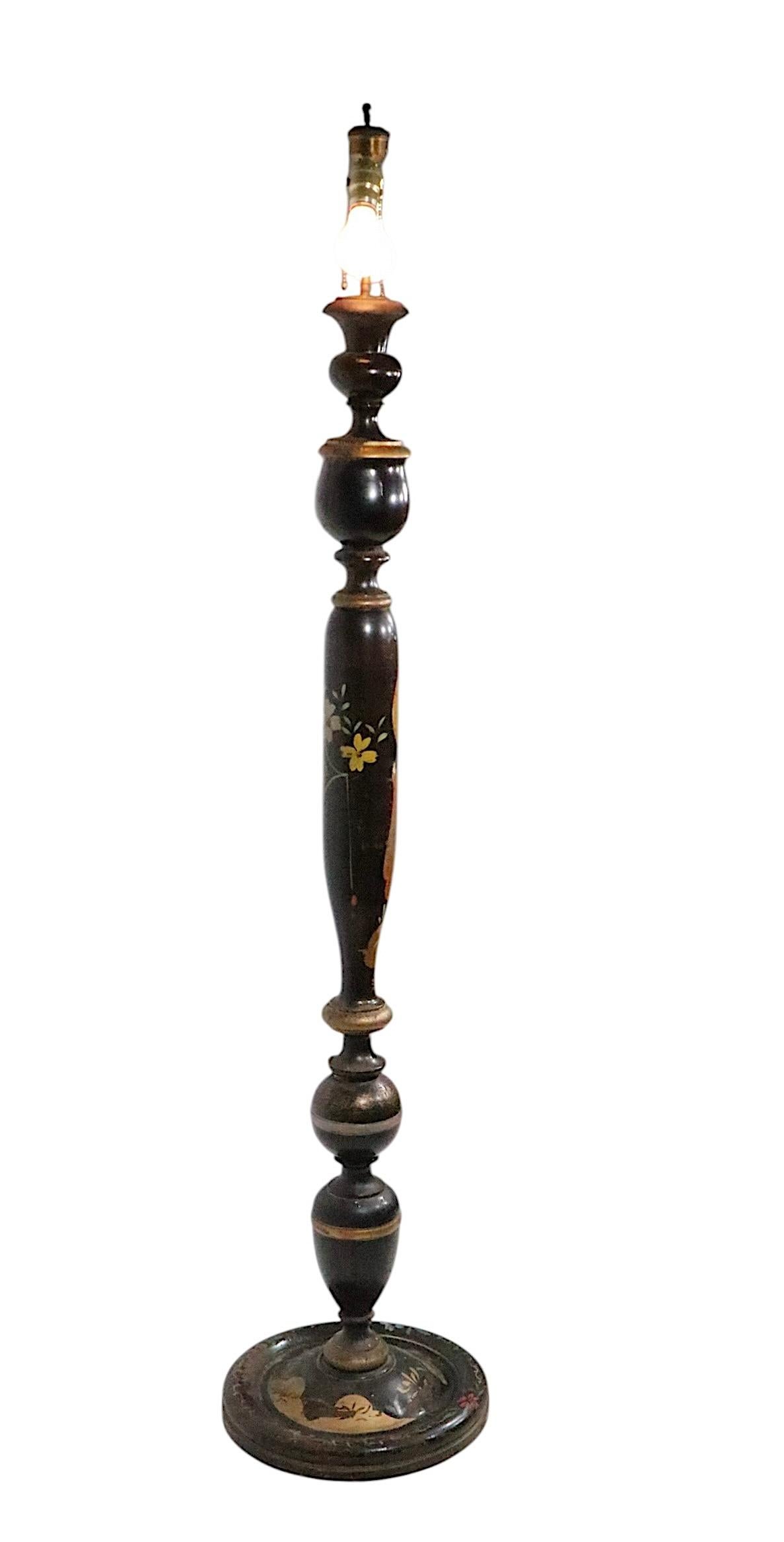 Lámpara de pie Chinoiserie de madera torneada siglo XX en venta