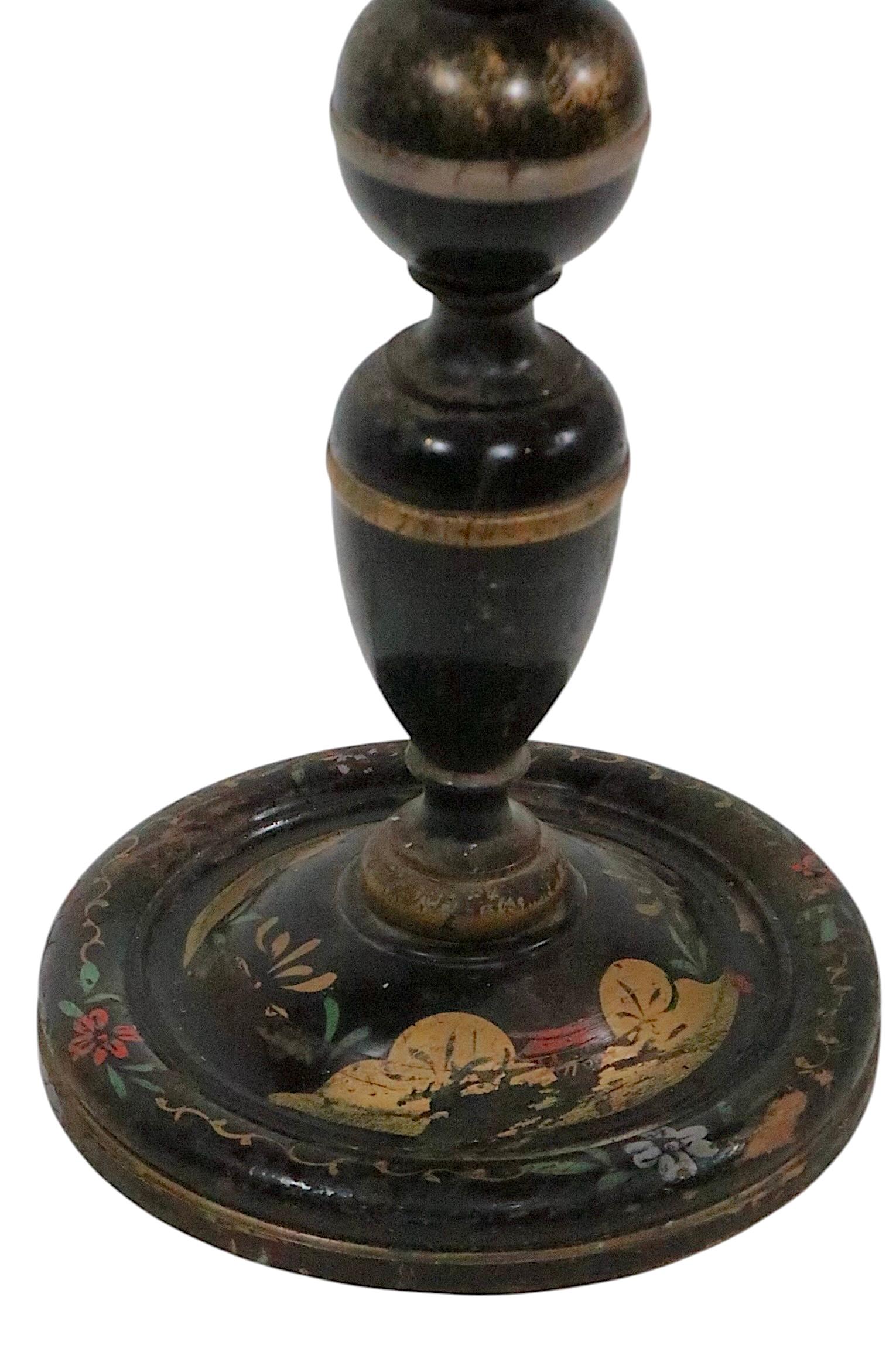 Lámpara de pie Chinoiserie de madera torneada Madera en venta