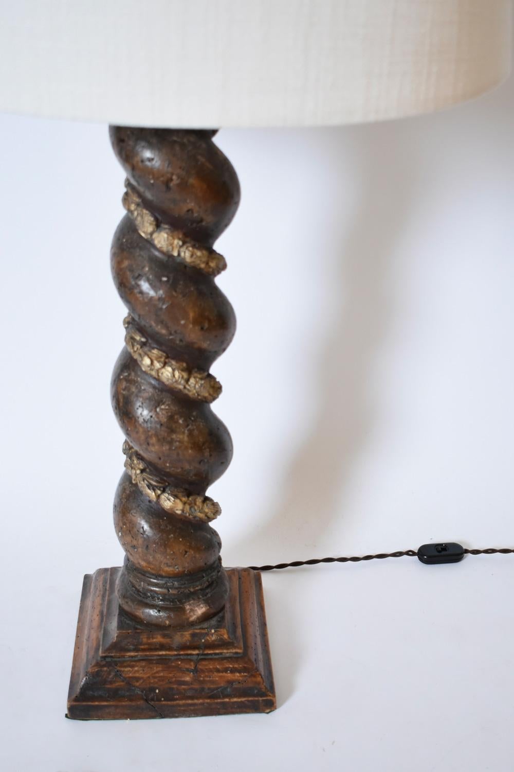Italiano Lampada a colonna in legno tornito con motivo di alloro, XIX secolo. in vendita