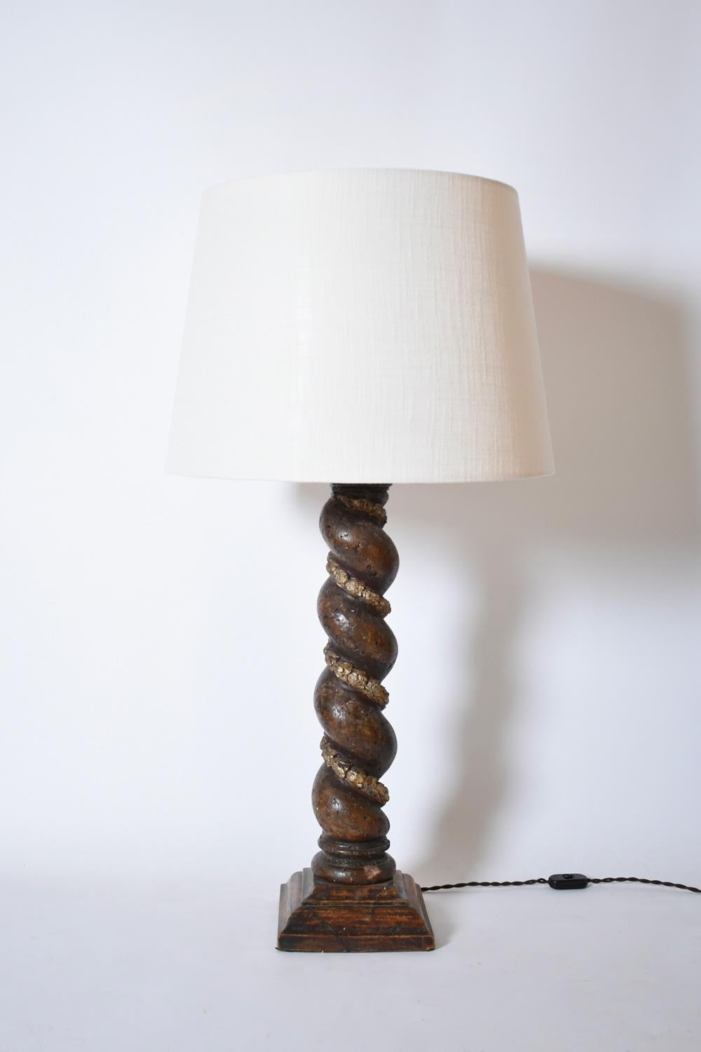 Lampada a colonna in legno tornito con motivo di alloro, XIX secolo. In condizioni buone in vendita a Lisboa, PT