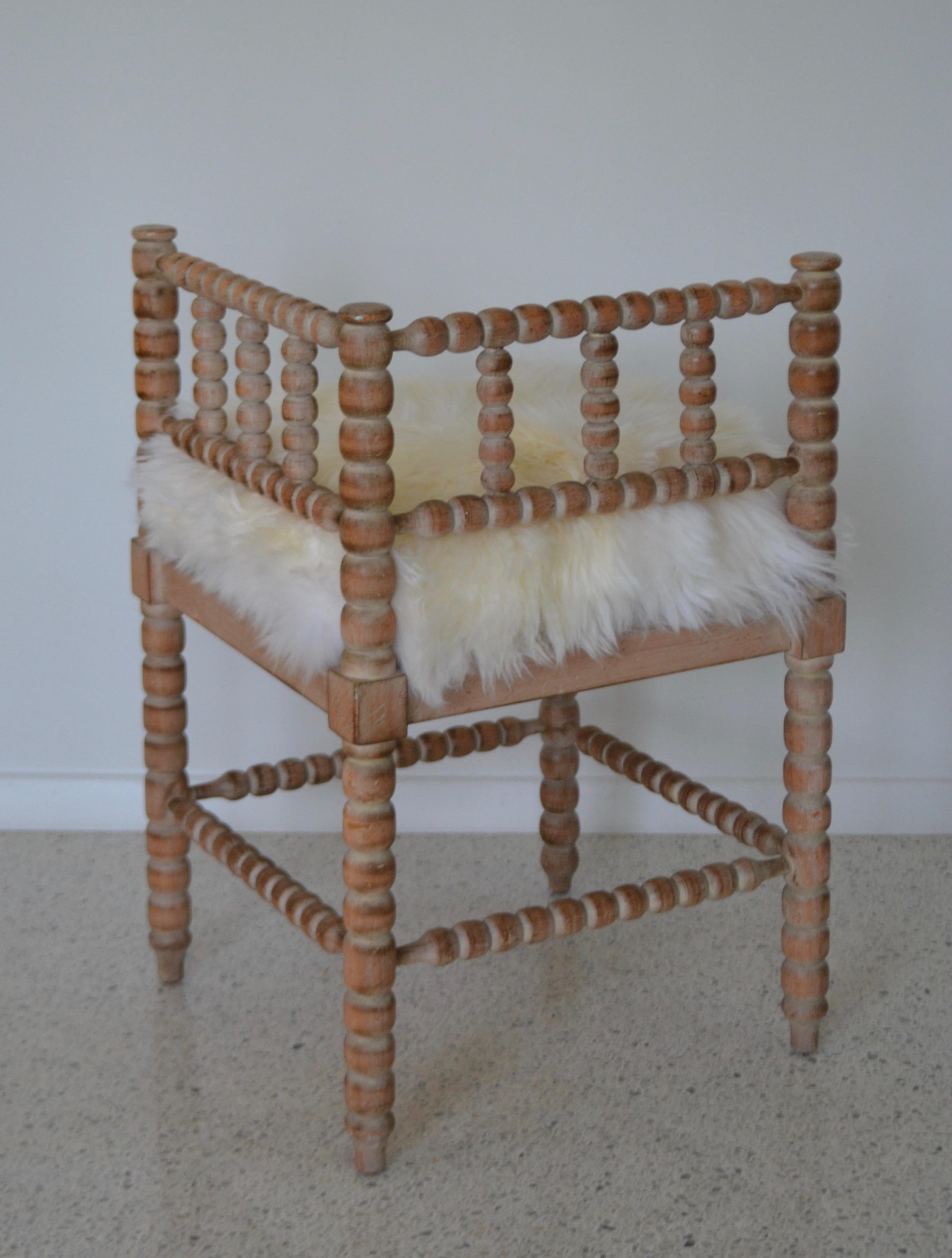 Turned Wood Corner Chair In Good Condition For Sale In West Palm Beach, FL