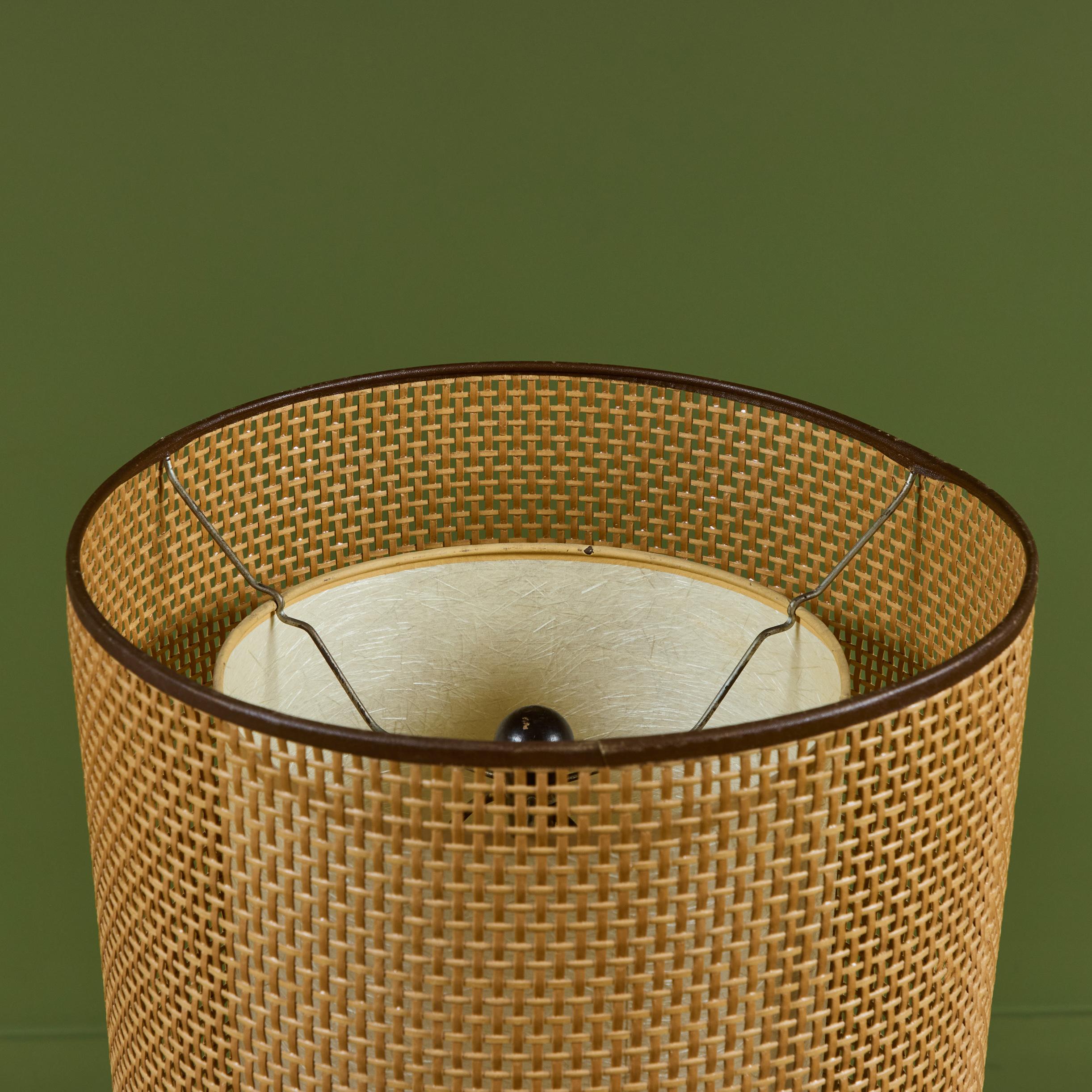 Lampadaire tourné avec table attachée en vente 7