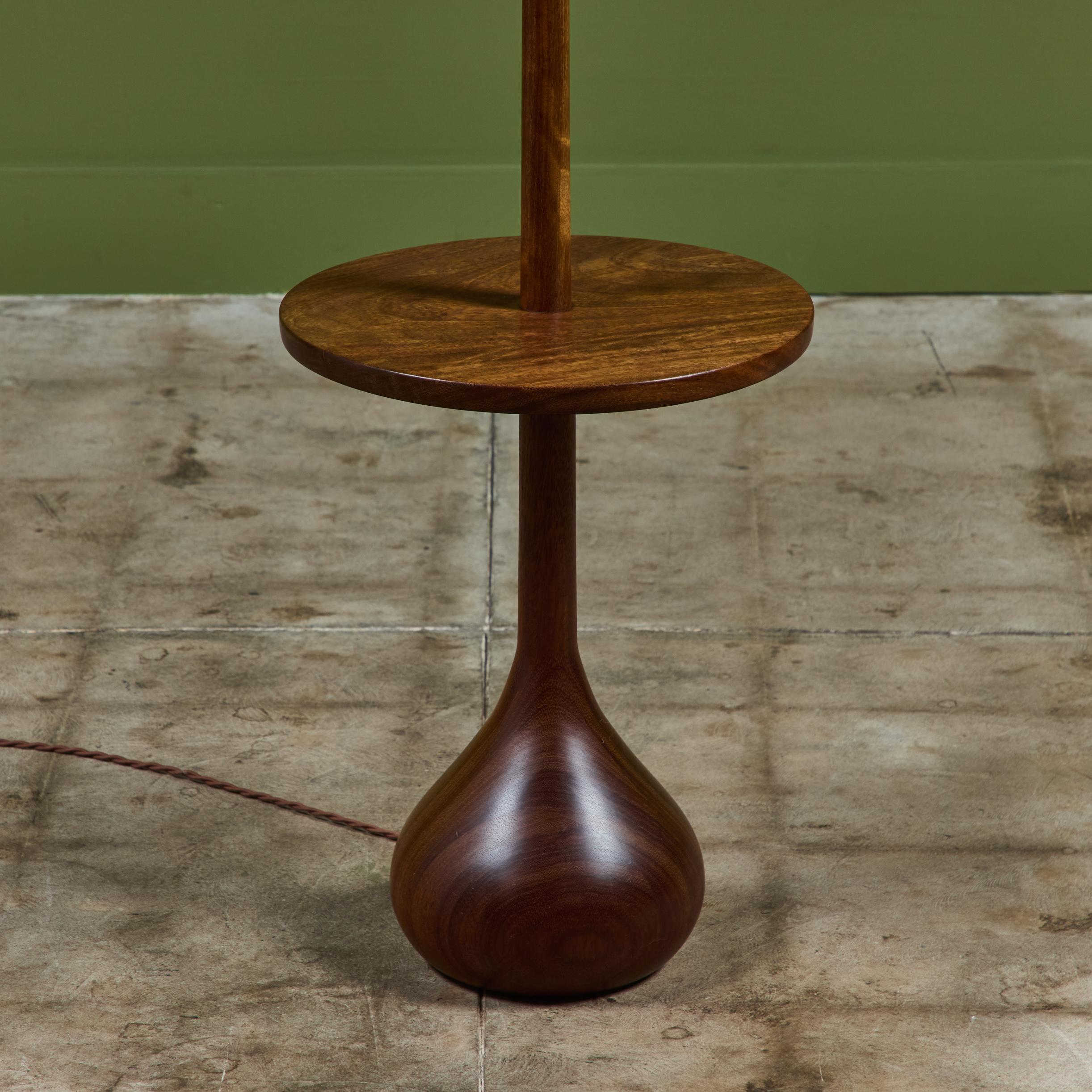 Mid-Century Modern Lampadaire tourné avec table attachée en vente