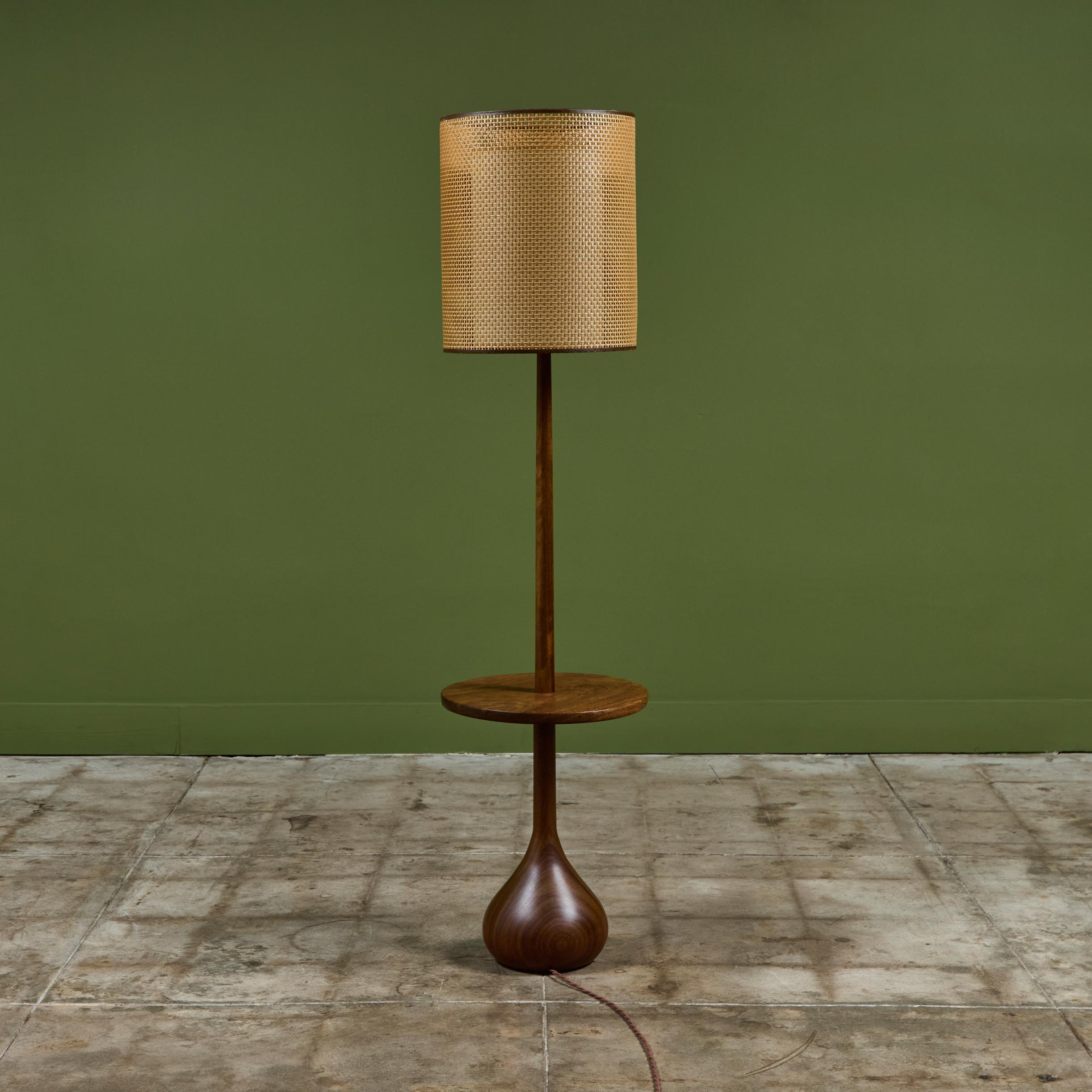 Bois de feuillus Lampadaire tourné avec table attachée en vente