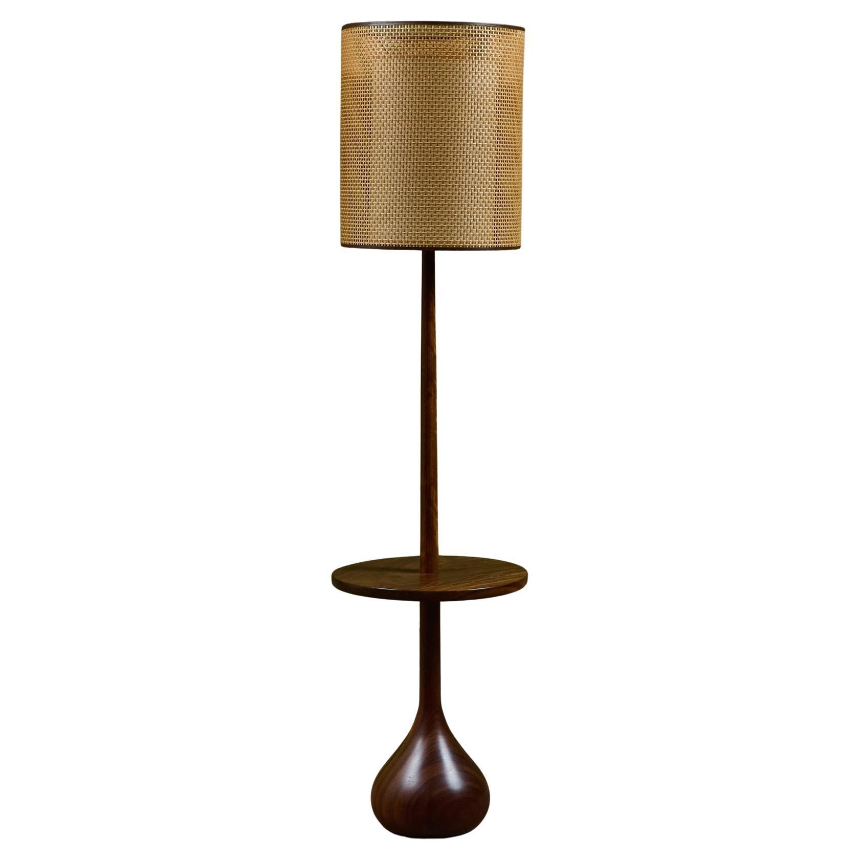 Stehlampe aus gedrechseltem Holz mit angehängtem Tisch