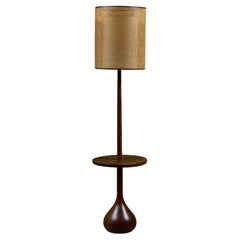 Stehlampe aus gedrechseltem Holz mit angehängtem Tisch