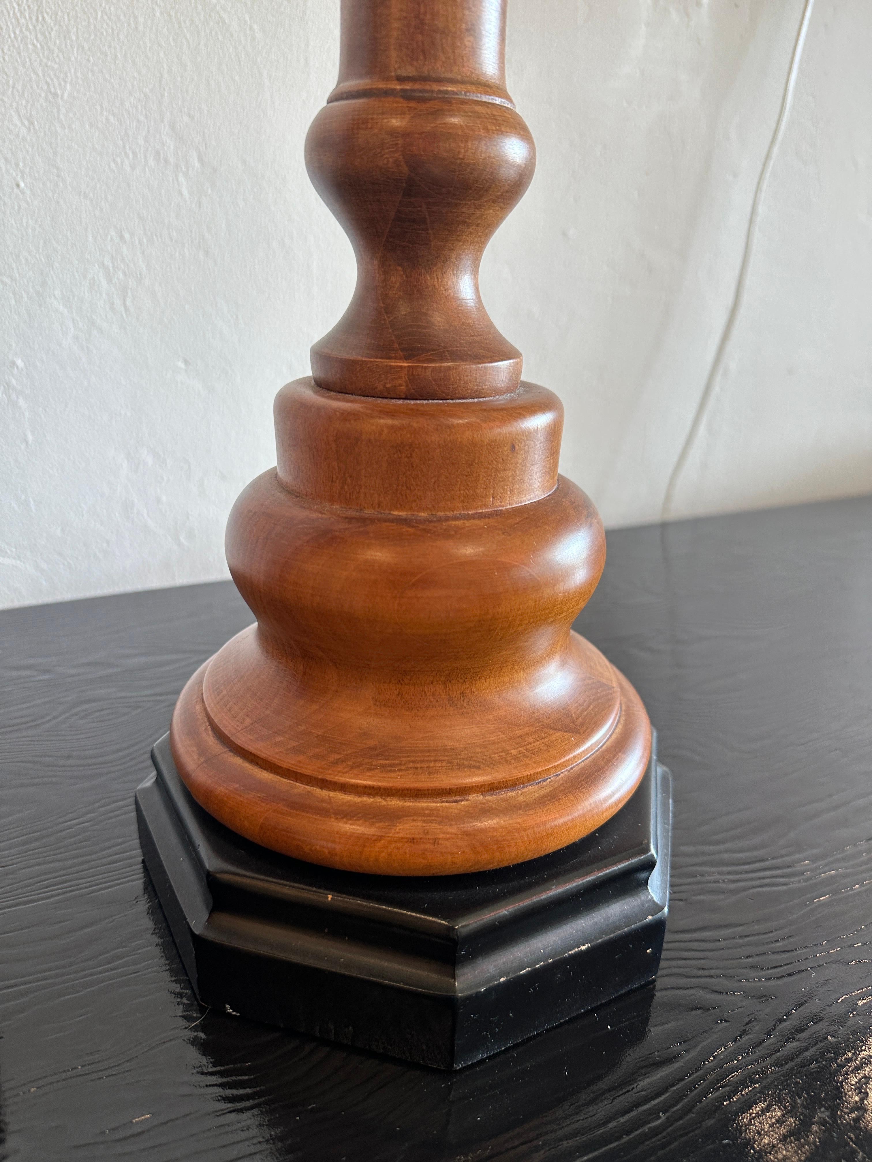 Classique américain Paire de lampes en Wood Wood tournées avec design de pions d'échecs en vente