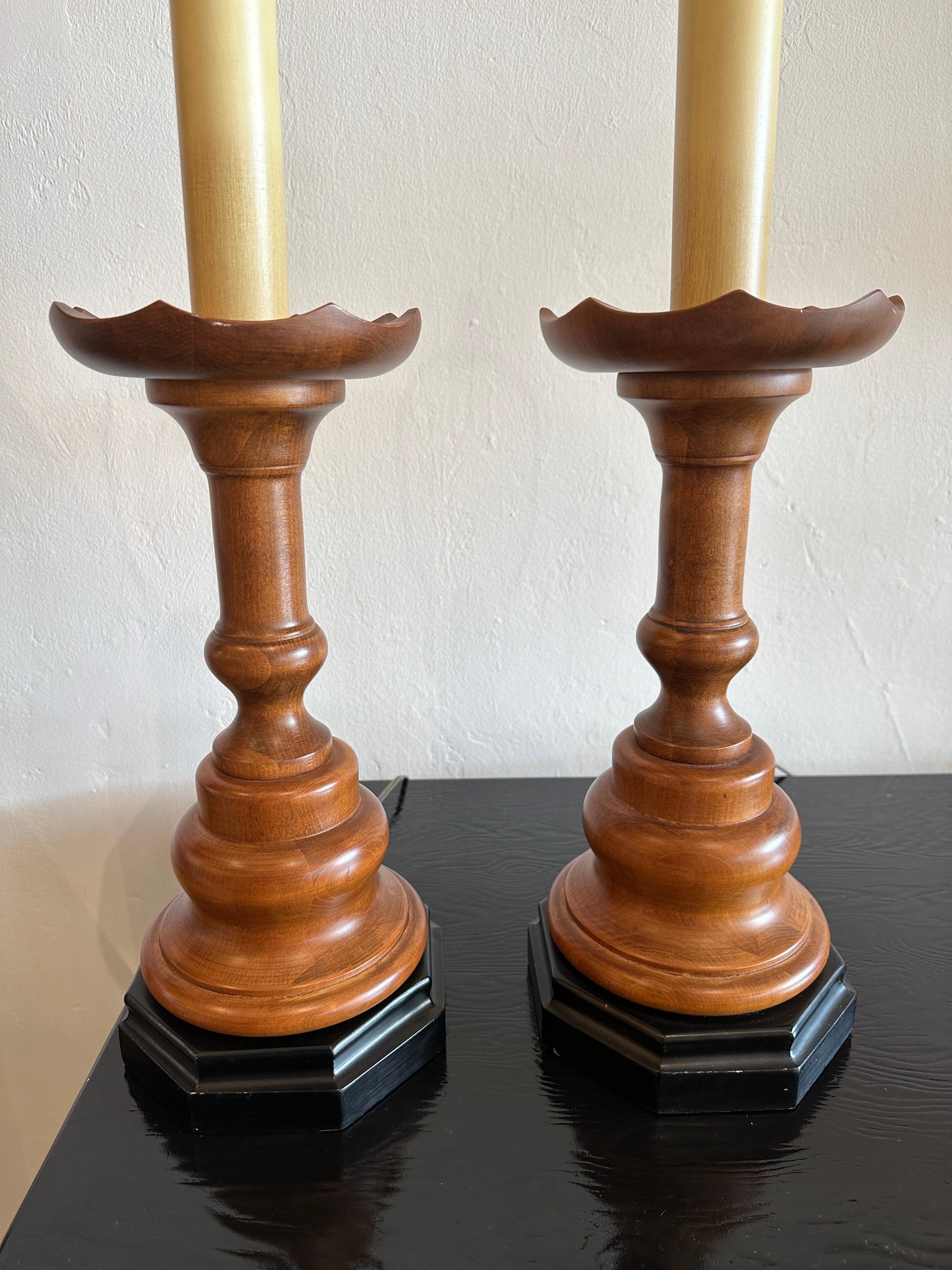 Paire de lampes en Wood Wood tournées avec design de pions d'échecs Bon état - En vente à East Hampton, NY