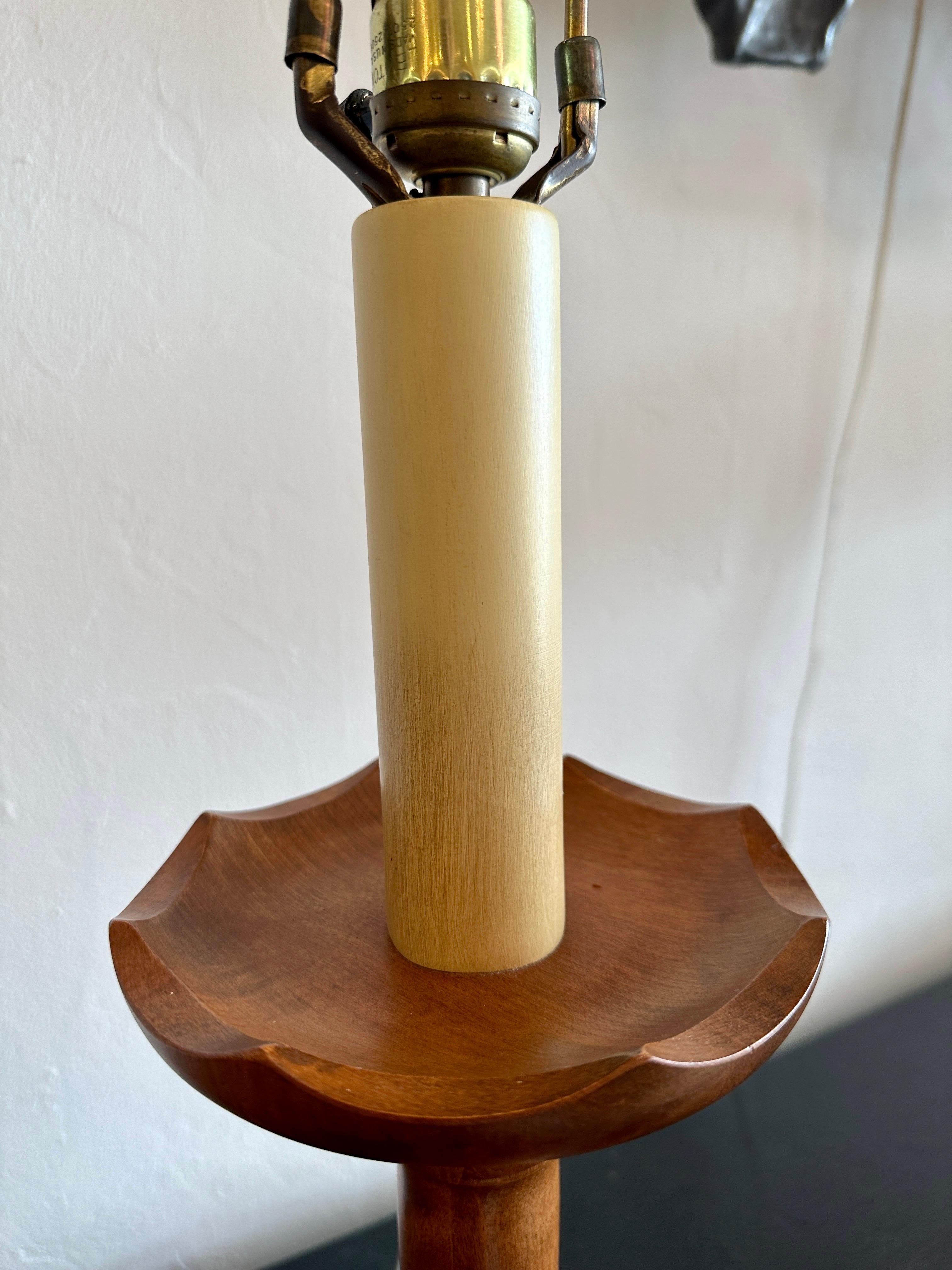 Paire de lampes en Wood Wood tournées avec design de pions d'échecs en vente 1