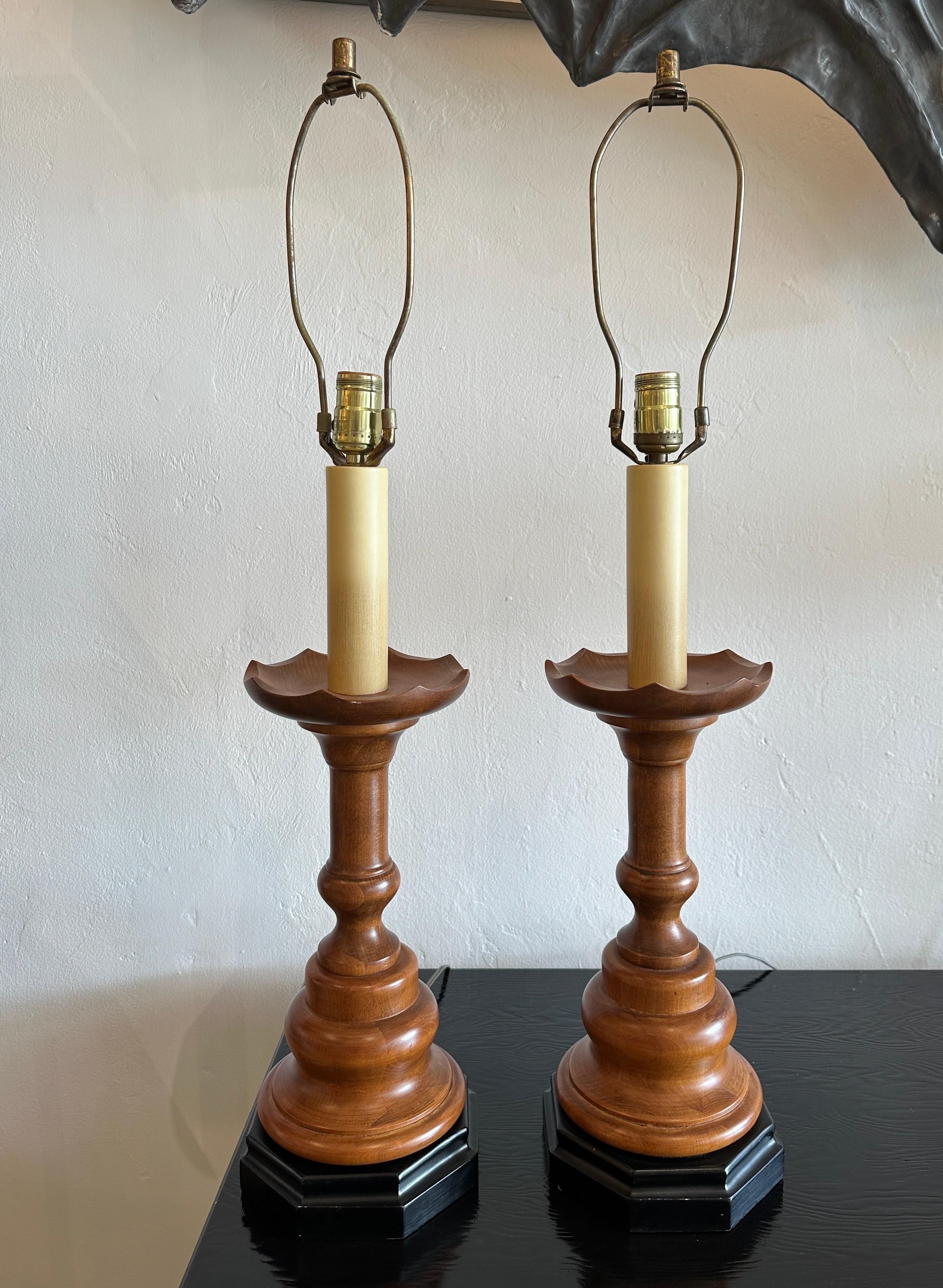 Paire de lampes en Wood Wood tournées avec design de pions d'échecs en vente 2