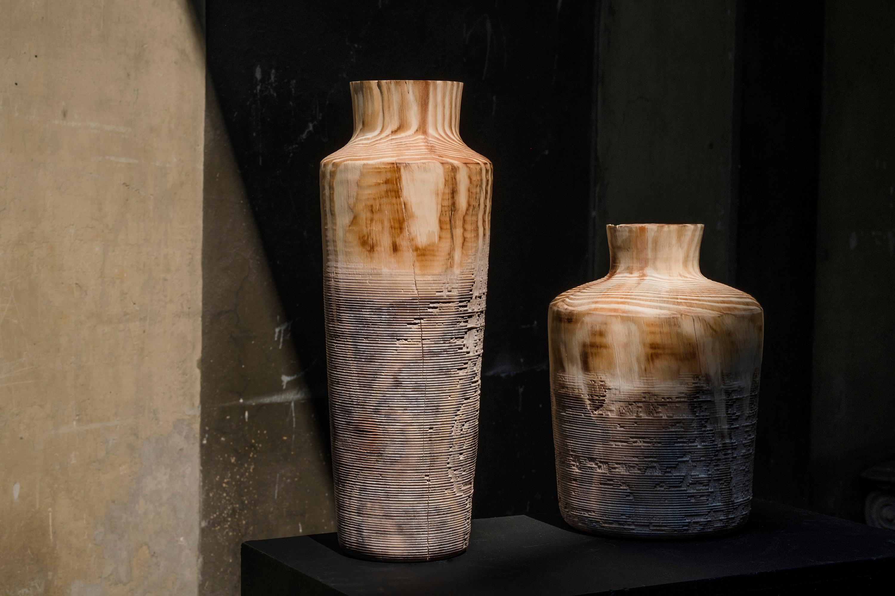 This pine wood vase is designed by the Italian studio Gumdesign and handmade for Hands on Design by Lorenzo Franceschinis, a talented artistic turner. The shape is simple and archaic and the texture is surprising, gradually moving from natural wood