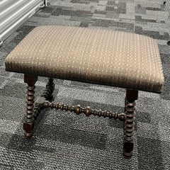 Sgabello in legno tornito con tessuto Old World Weavers, della Collectional Iris Apfel