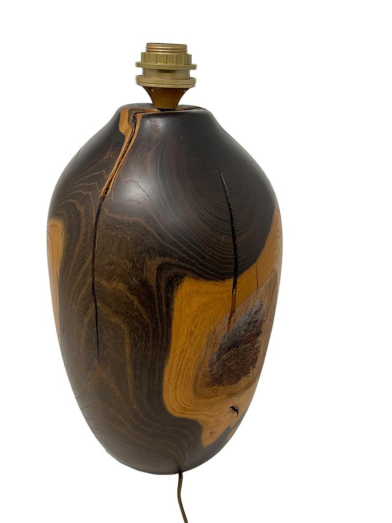 Tischlampe aus gedrechseltem Holz im Angebot 2