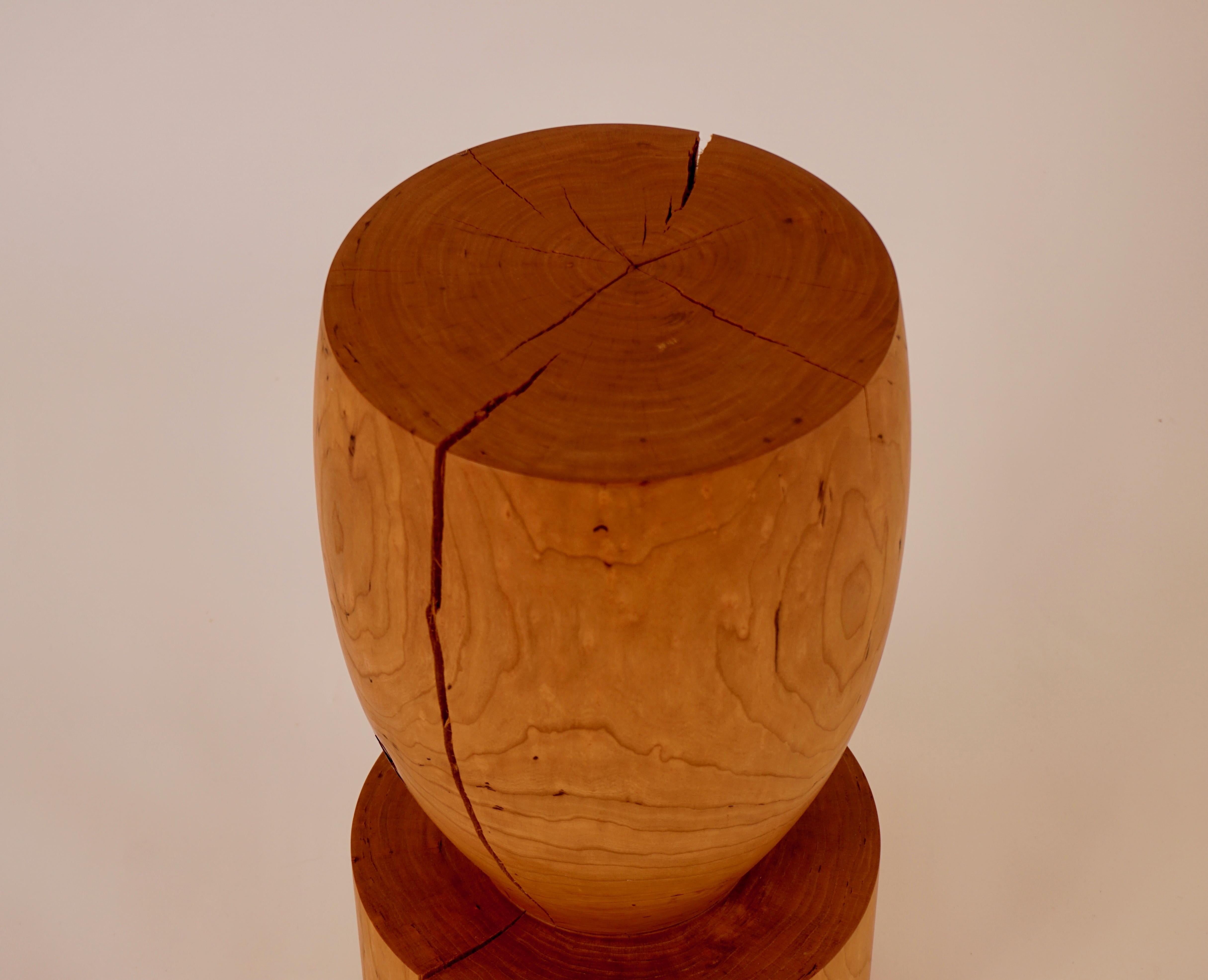 Cette mini table guéridon #3 en cerisier est l'une des dix formes originales de la collection guéridon Lehrecke de 1996. Ce qui rend cette pièce spéciale, c'est la qualité du bois. Le cerisier est un beau bois local. Cette grume était de très haute