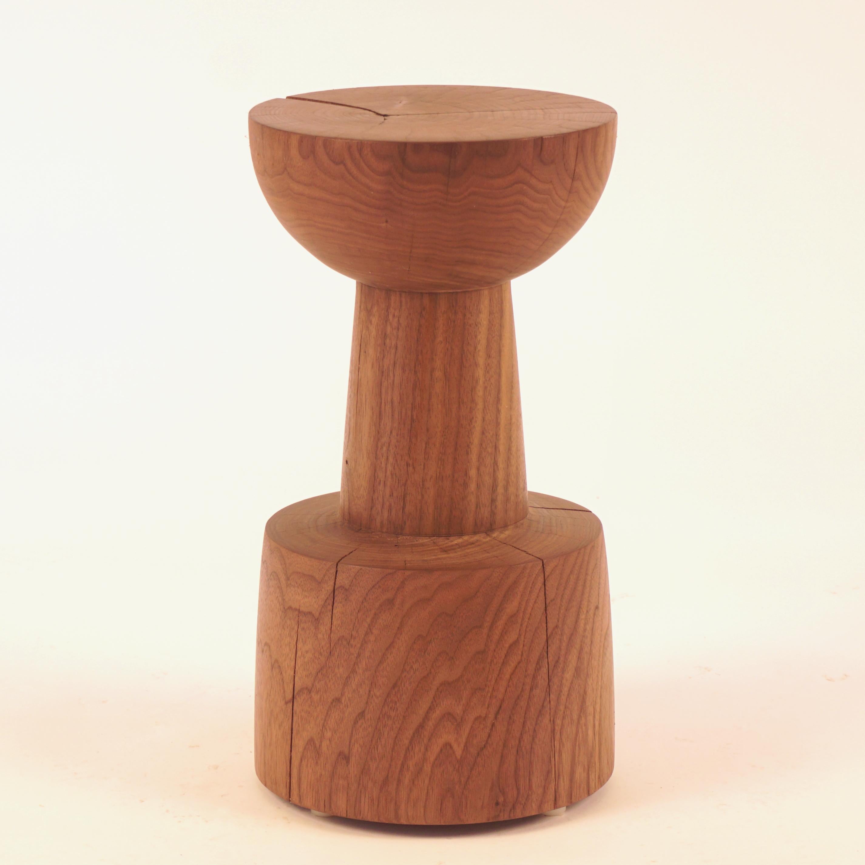 Se trata de una versión en miniatura del Pedestal nº 6, una de las diez formas originales de la colección de Pedestales Lehrecke de 1996, está fabricado con un hermoso tronco de nogal, procedente del valle del Hudson, en el estado de Nueva