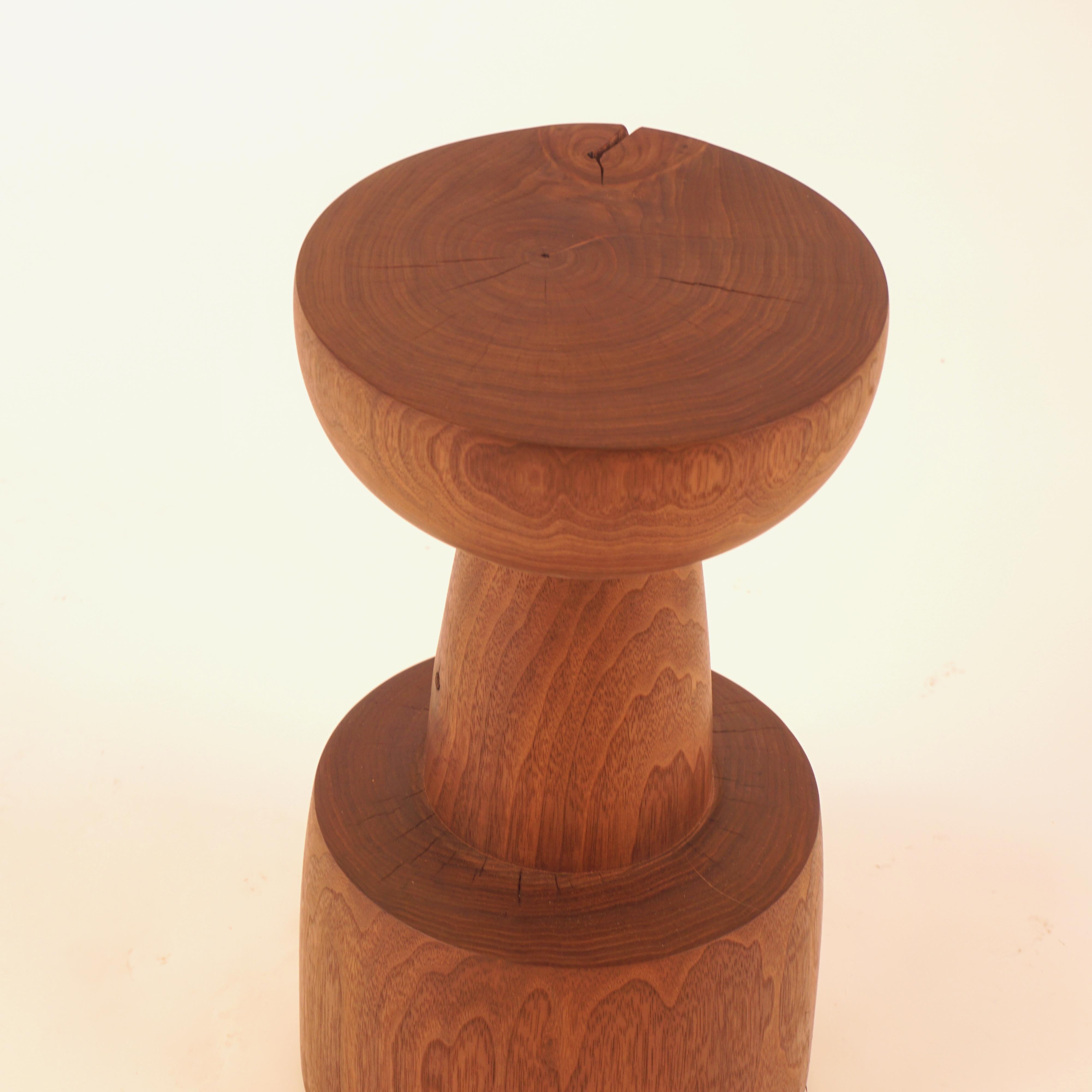 Se trata de una versión en miniatura del Pedestal nº 6, una de las diez formas originales de la colección de Pedestales Lehrecke de 1996, está fabricado con un hermoso tronco de nogal, procedente del valle del Hudson, en el estado de Nueva