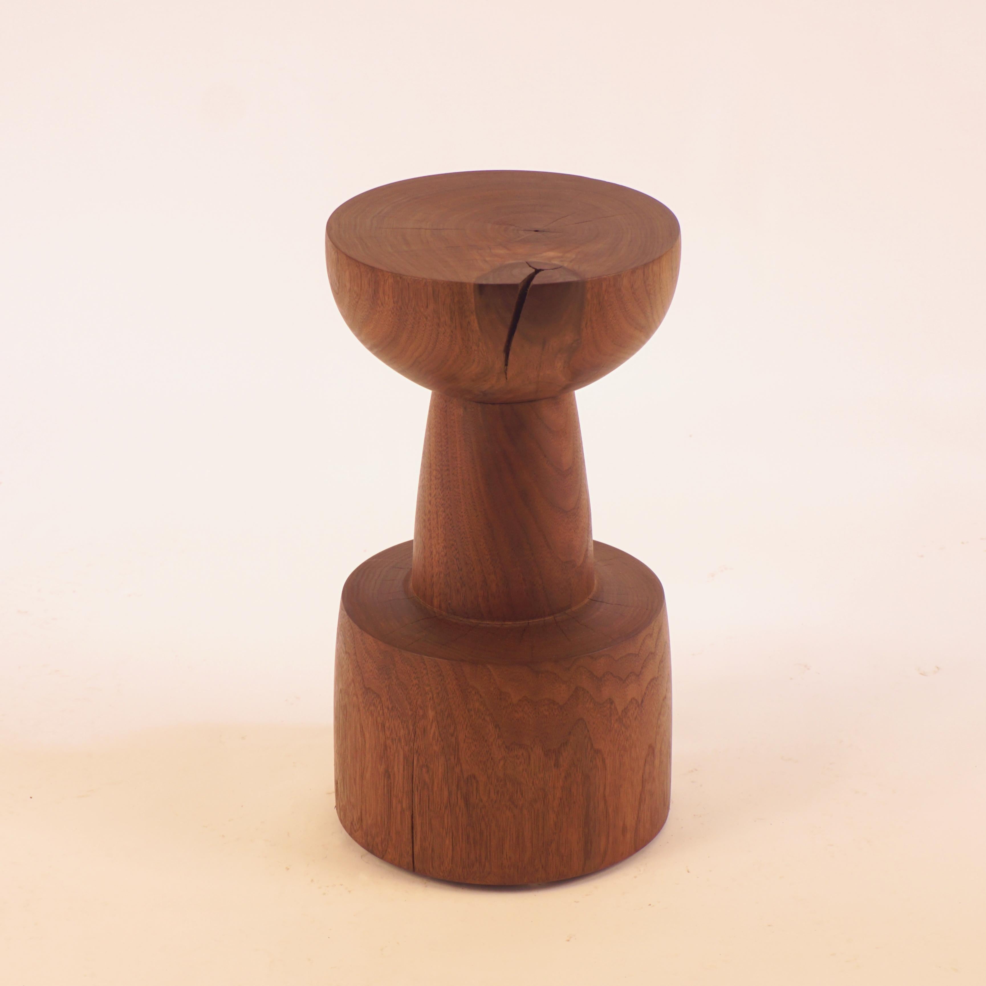 Minipedestal de madera torneada nº 6 en nogal Aceitado en venta