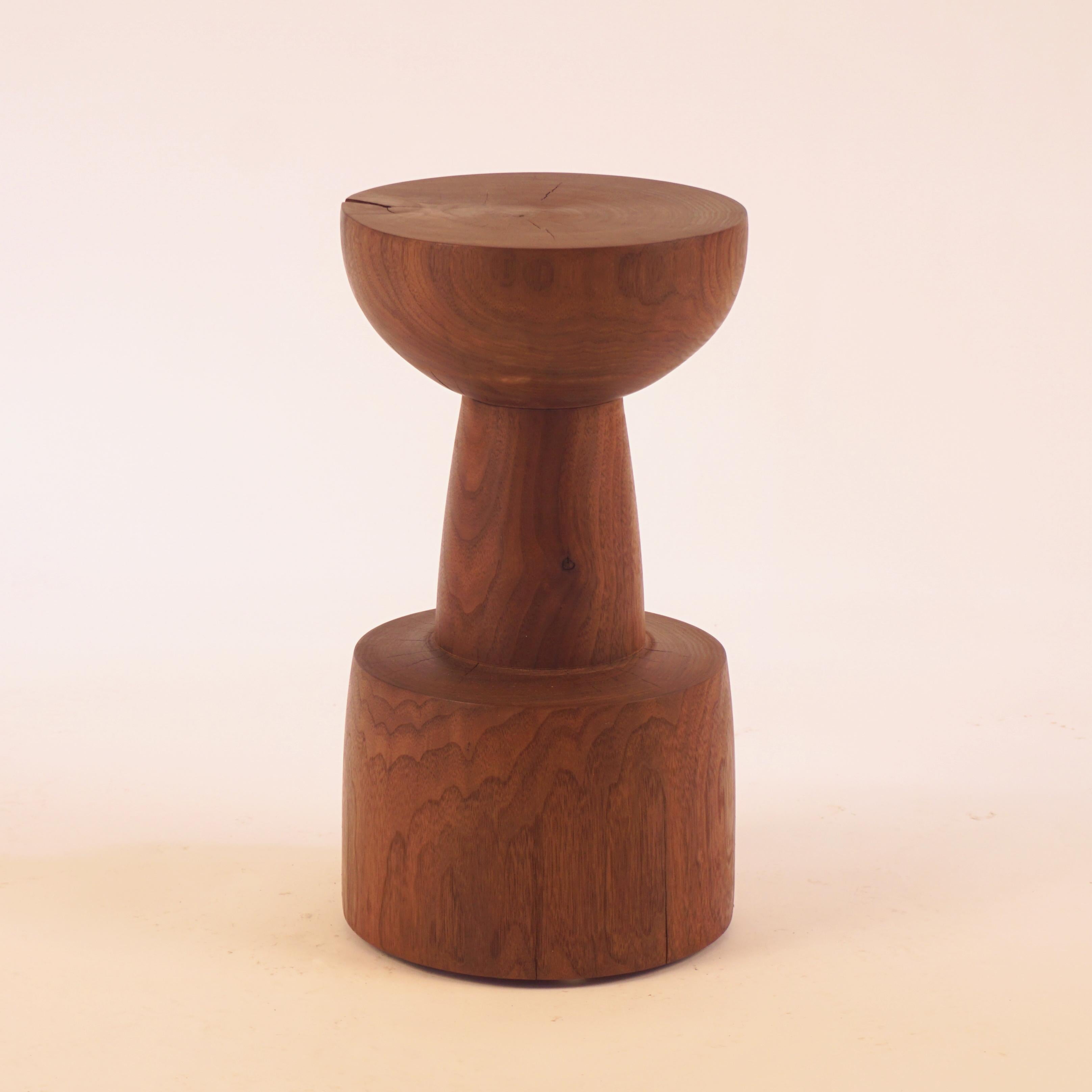 Minipedestal de madera torneada nº 6 en nogal en Nuevo estado para la venta en Bangall, NY
