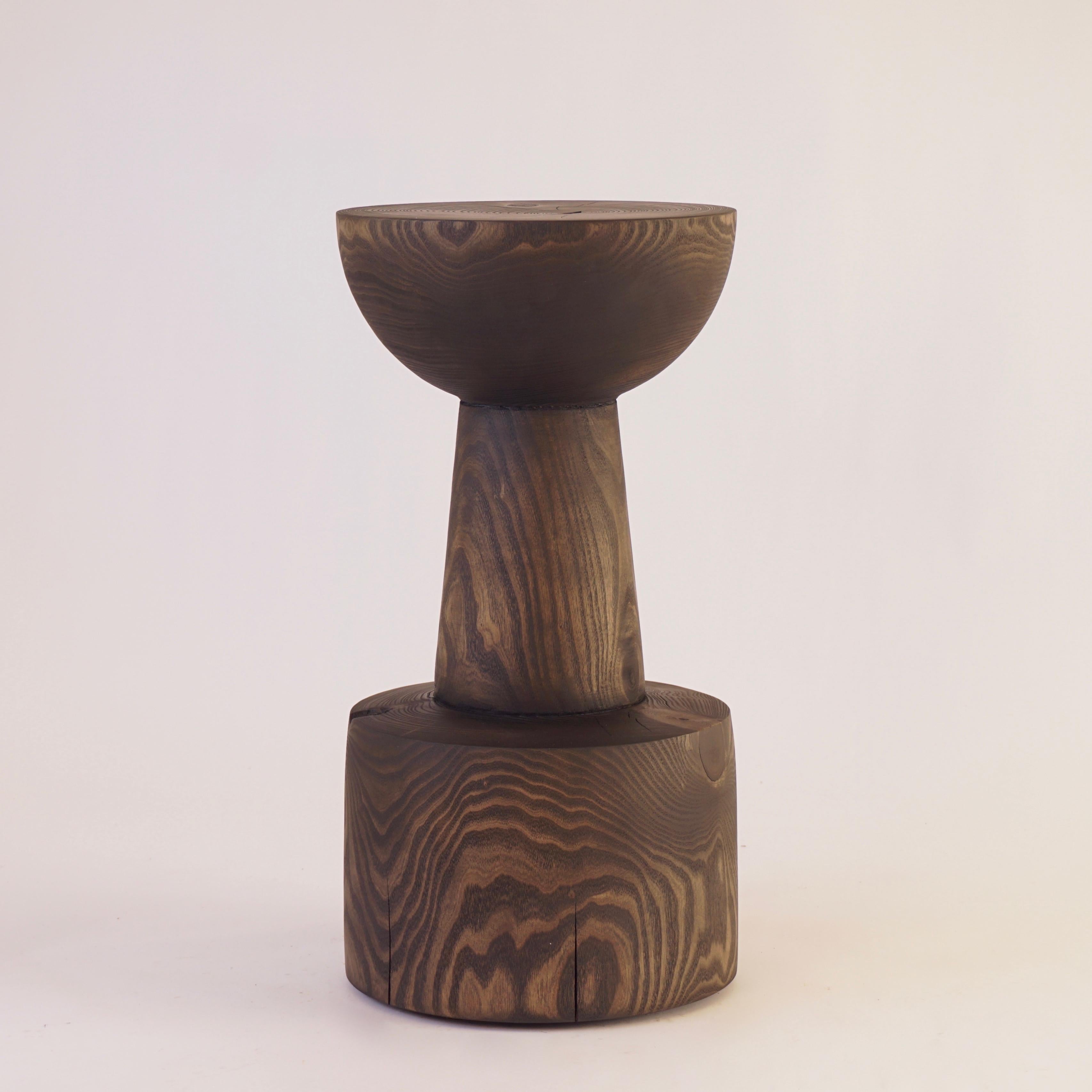 Diese Sonderanfertigung des Sockeltisches #6 aus ebonisiertem Catalpa ist eine der zehn Originalformen der Lehrecke Pedestal Collection von 1996. Das Besondere an diesem Stück ist die Qualität des Holzes: Catalpa ist ein schnell wachsender Baum, der