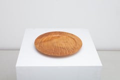Plato de madera torneada en fresno ondulado, obra del maestro artesano Ray Key, firmado, década de los 90