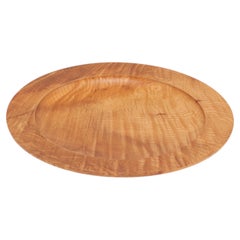 Plato de madera torneada en fresno ondulado, obra del maestro artesano Ray Key, firmado, década de los 90