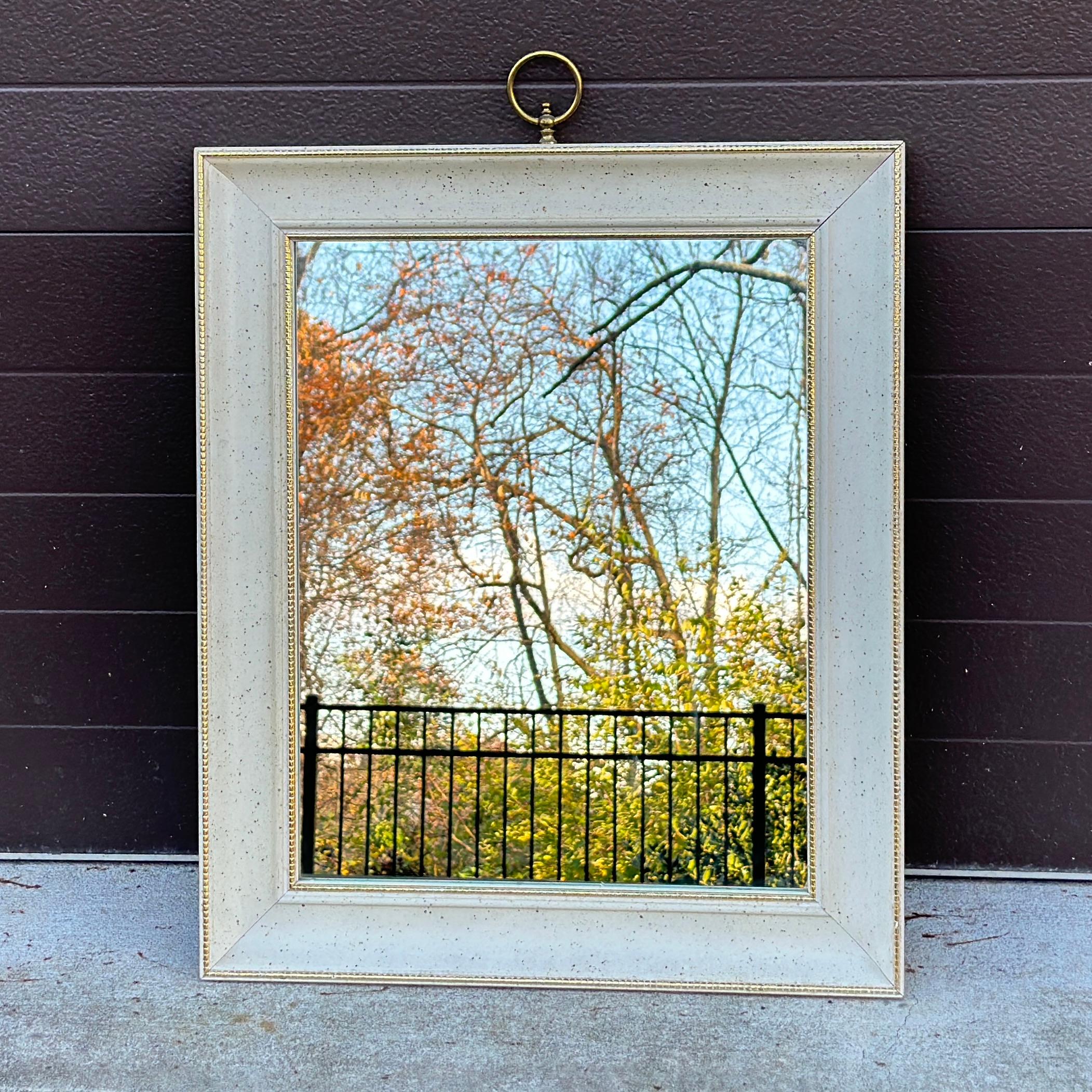 Specchio da parete con anello di ottone di Turner Mfg. Co. Chicago
Cornice con finitura splatter oro su bianco
Visione a specchio 15,5