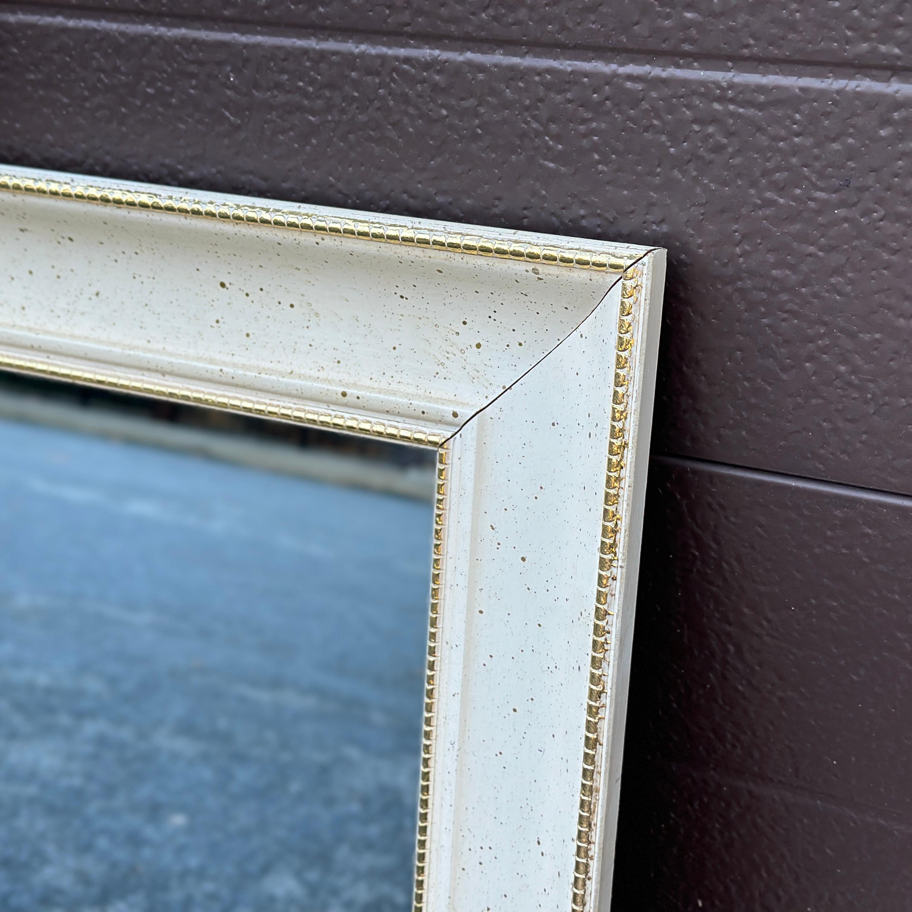 Americano Turner Mfg. Co. Specchio da parete con anello d'ottone e specchio a schizzo d'oro in vendita