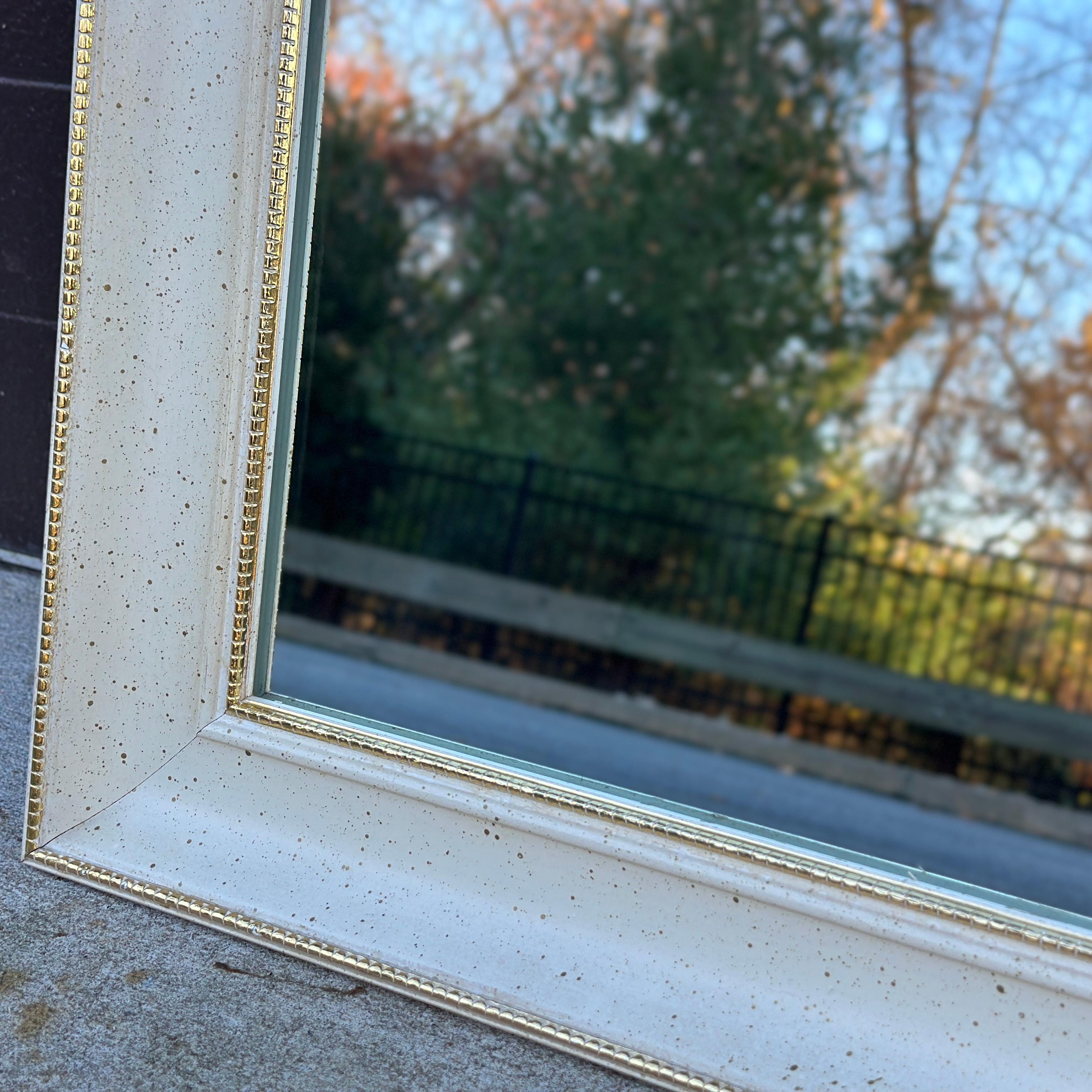 Ottone Turner Mfg. Co. Specchio da parete con anello d'ottone e specchio a schizzo d'oro in vendita