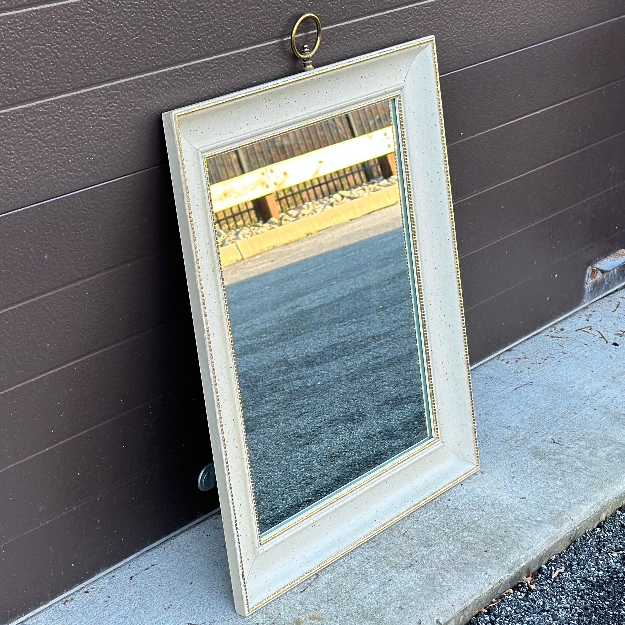 Turner Mfg. Co. Specchio da parete con anello d'ottone e specchio a schizzo d'oro in vendita 2