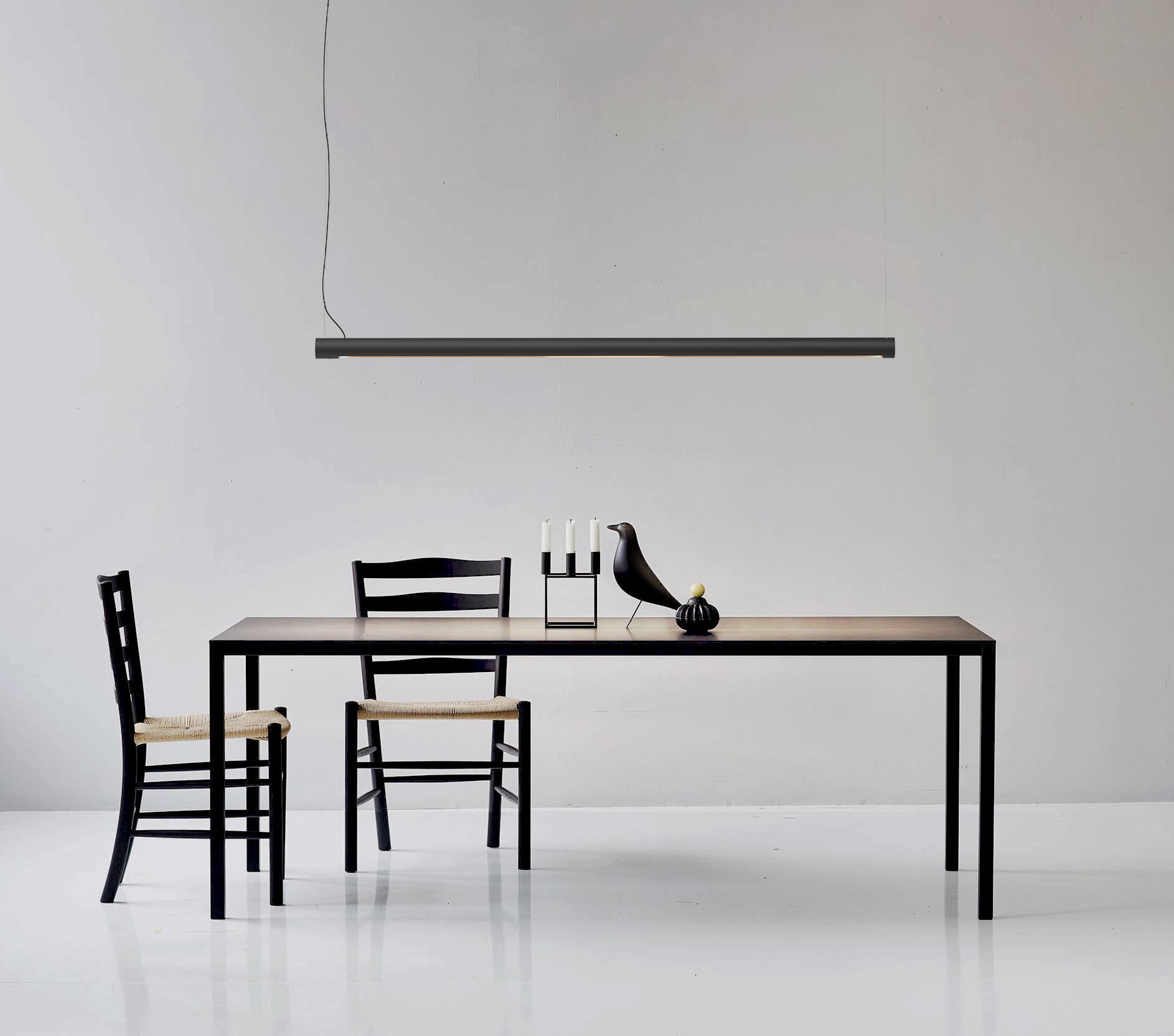 Zeitloser Minimalismus, durchdachtes Design. Die Turner Pendelleuchte verkörpert die Essenz des minimalistischen Designs - elegant, beständig und mühelos modern. Die aus leichtem Aluminium gefertigte Turner lässt sich um bis zu 45° im oder gegen den