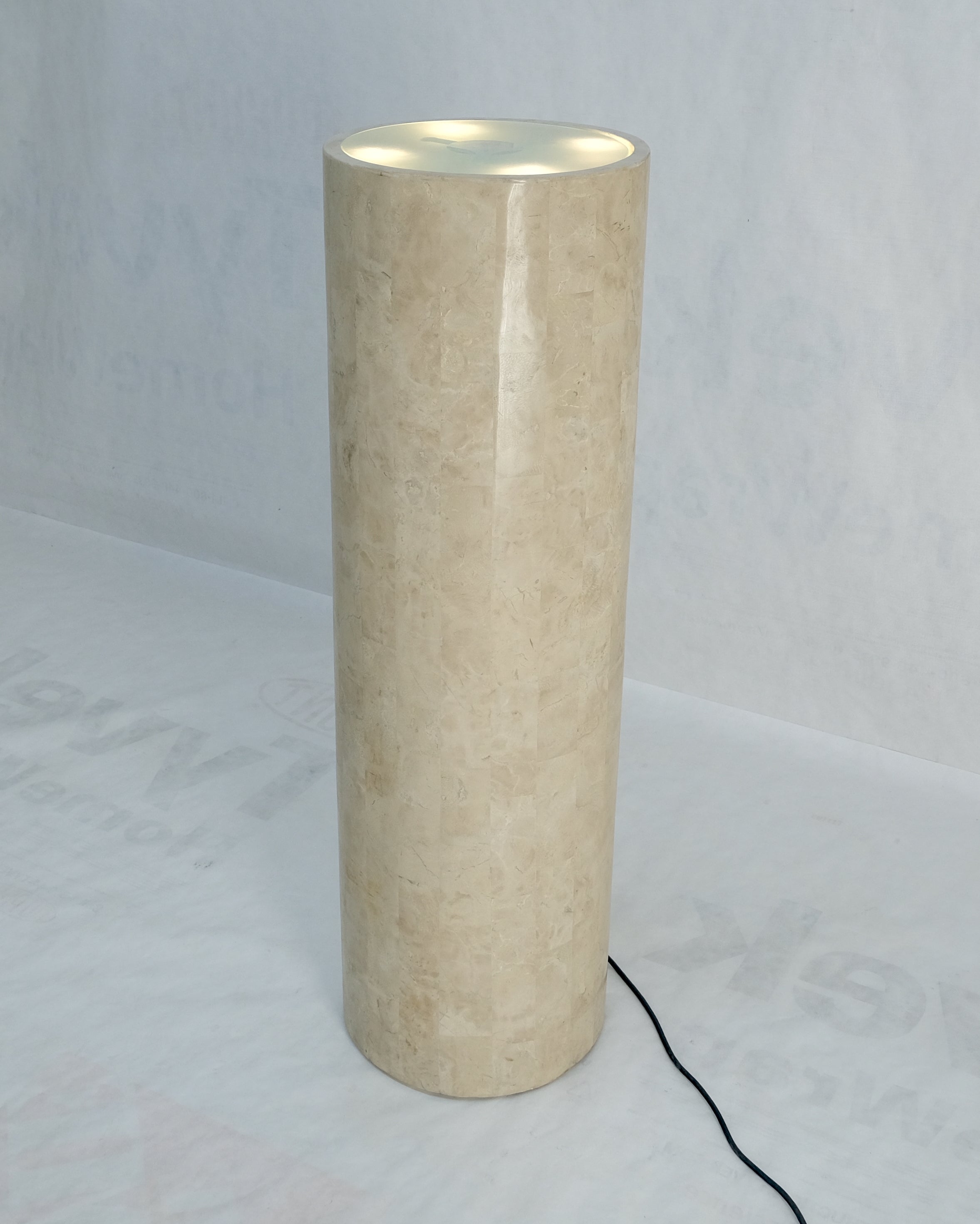 Turning Top Lighted Electrified Tessellated Marble Round Pedestal Stand MINT! (Moderne der Mitte des Jahrhunderts) im Angebot