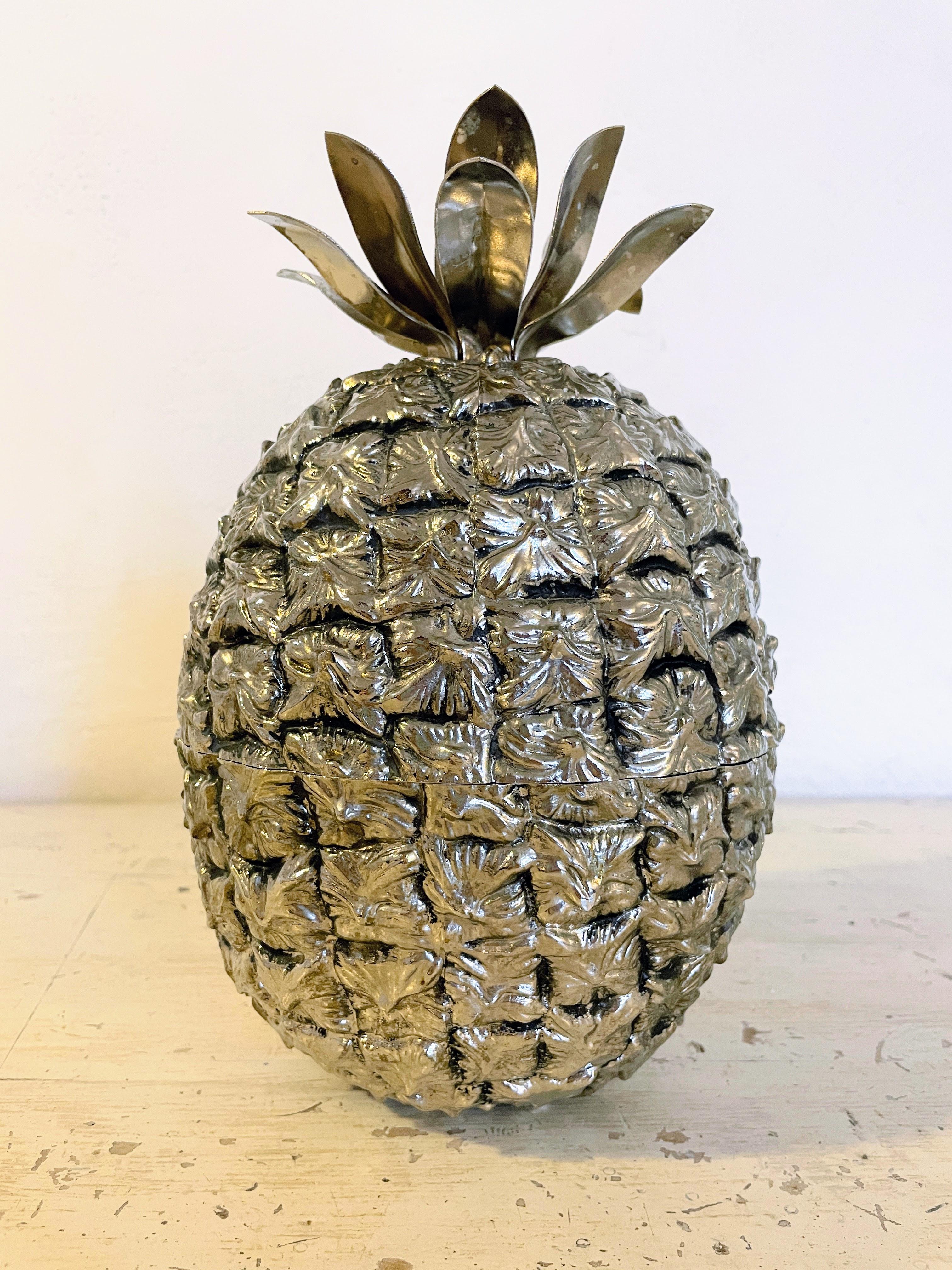 Voici le seau à glace Freddo Therm Silver Pineapple, une incarnation discrète de la sophistication raffinée de la Suisse des années 1970. Cette pièce exclusive, fabriquée avec précision par Freddo Therm, allie harmonieusement fonctionnalité et