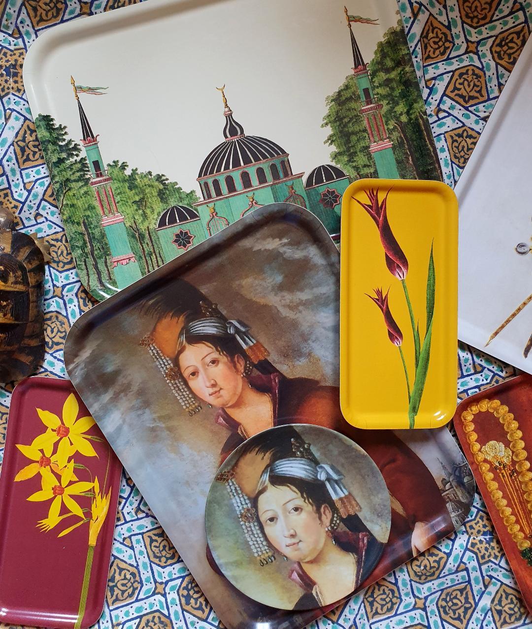 Atemberaubende Ottomane Frau Tablett in einem Turquerie Stil
servier- und Dekorationstablett.