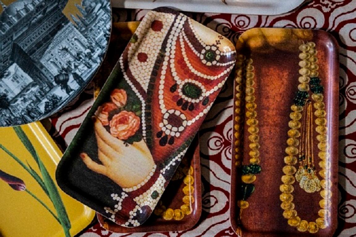 Wunderschönes kleines Tablett mit persischen Juwelen im Turquerie-Stil
servier- und Dekorationstablett.
