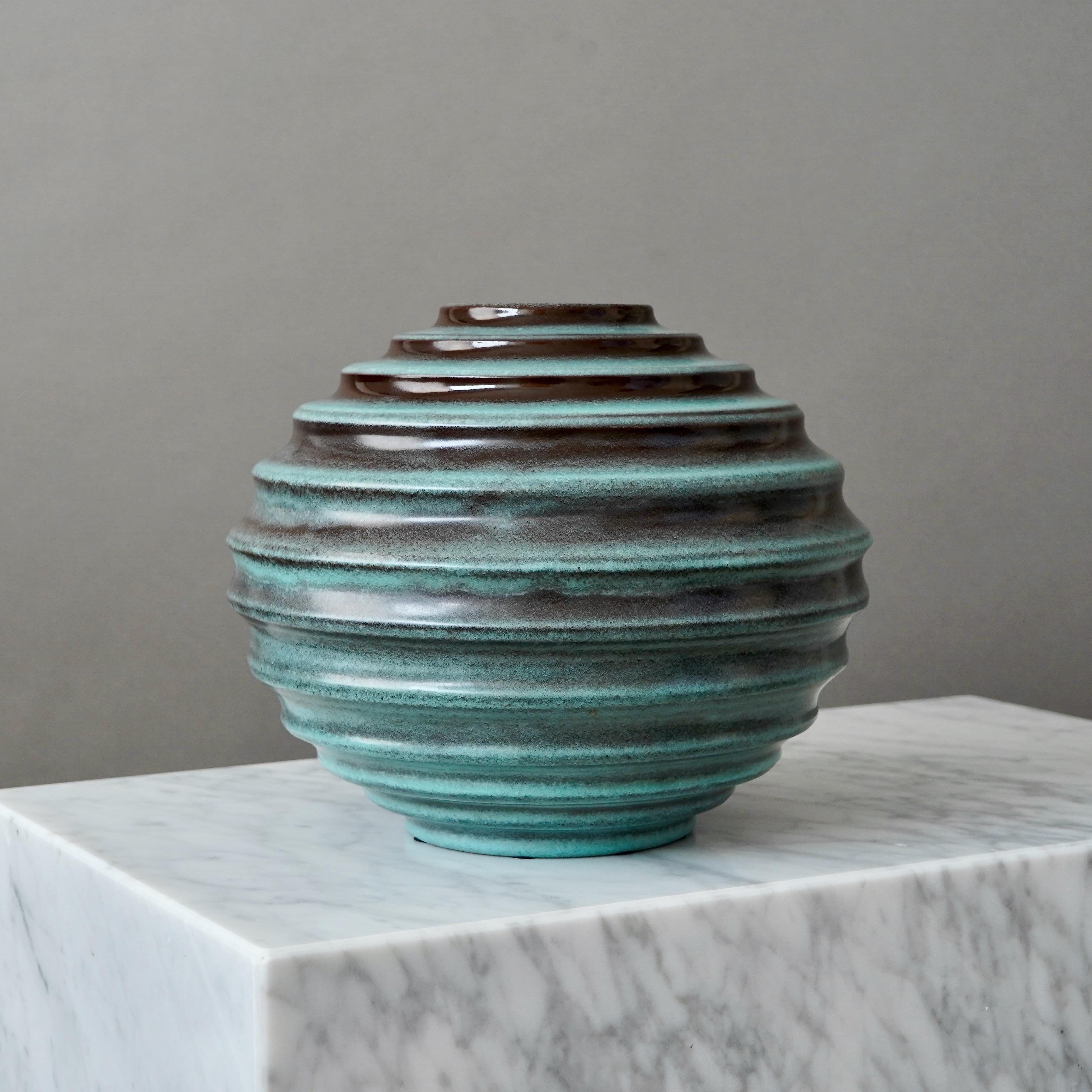 Türkisfarbene Art-Déco-Keramikkugelvase von Ewald Dahlskog, Bo Fajans, Schweden, 1930er Jahre im Angebot 3