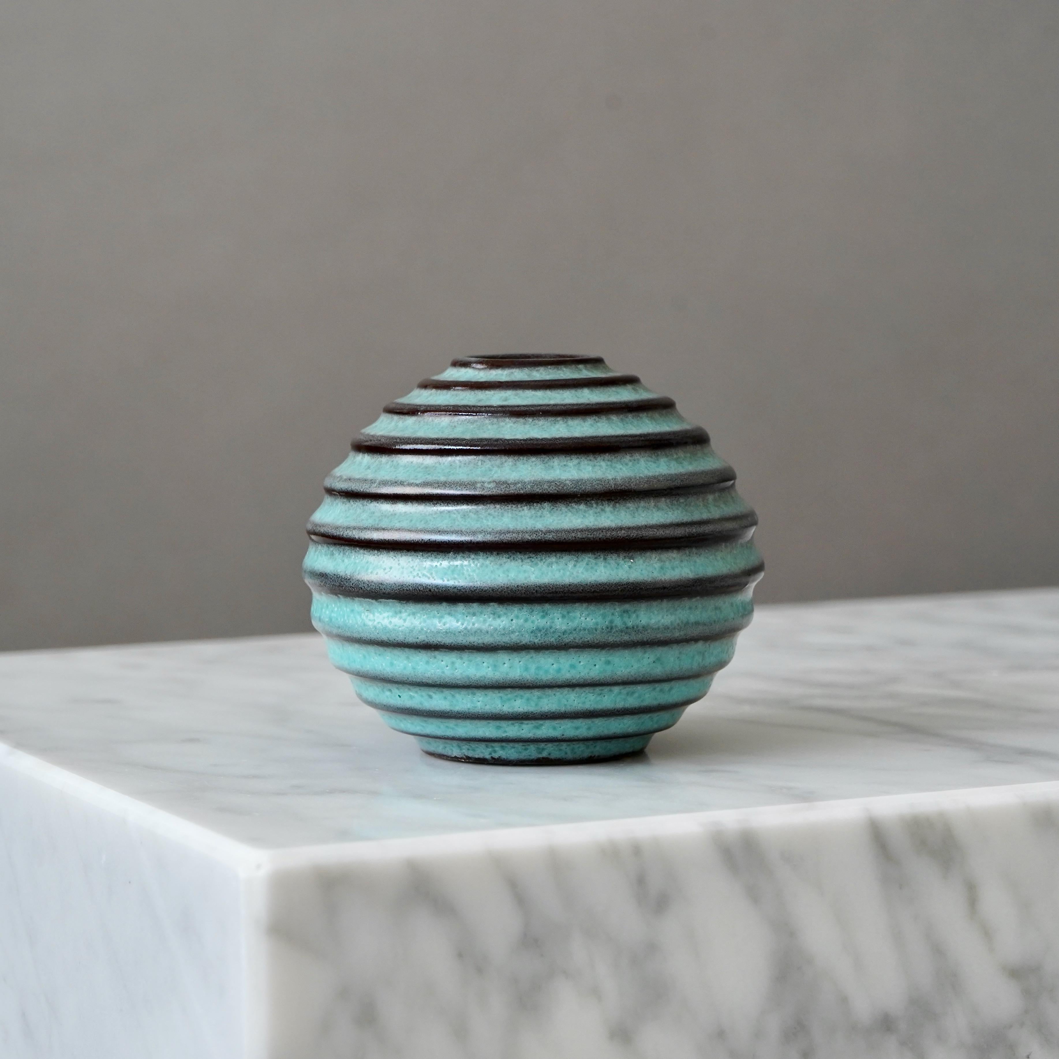 Un bellissimo vaso a globo Art Deco con un'incredibile smaltatura 