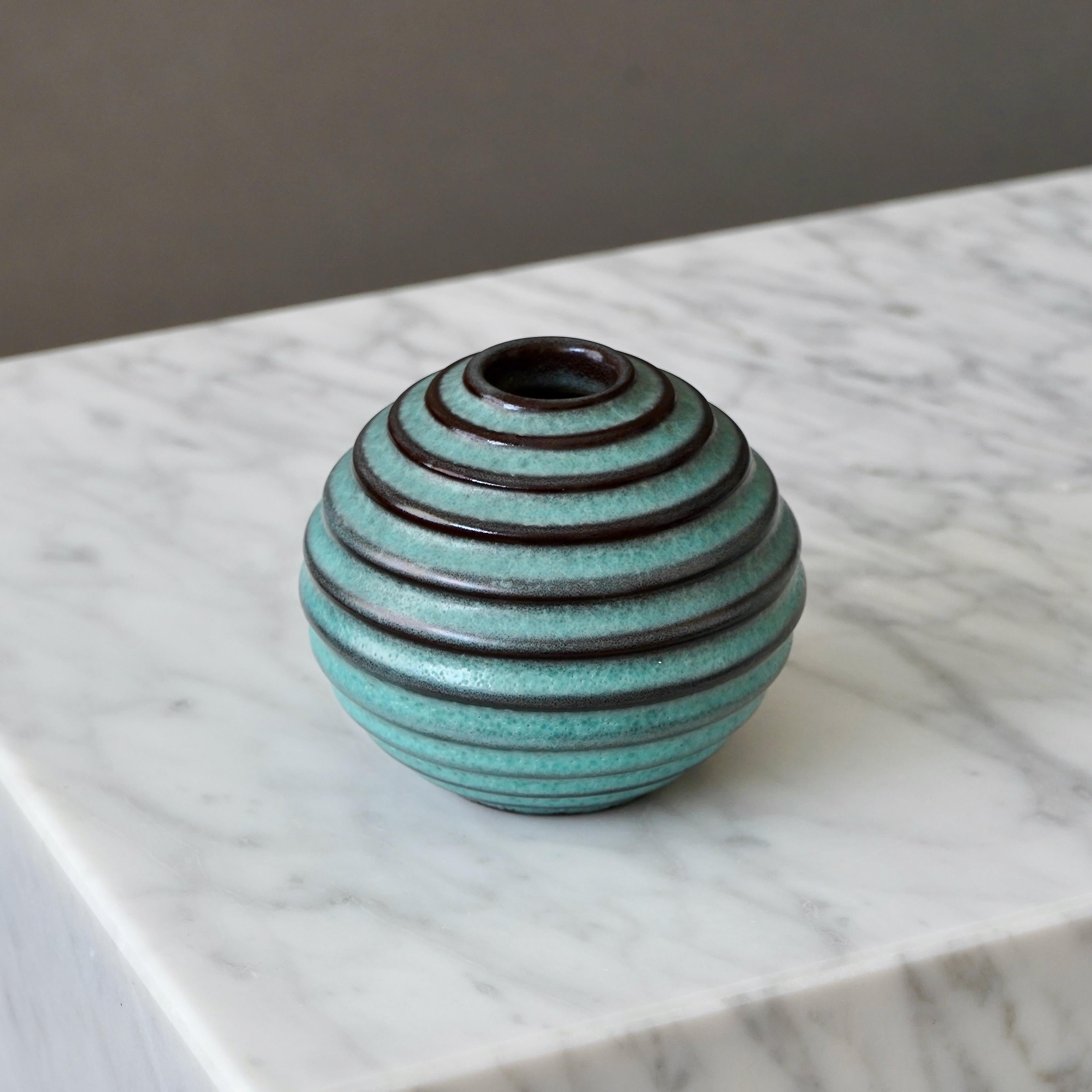 Scandinavo moderno Vaso a globo in ceramica Art Deco turchese di Ewald Dahlskog, Bo Fajans, Svezia, anni '30 in vendita