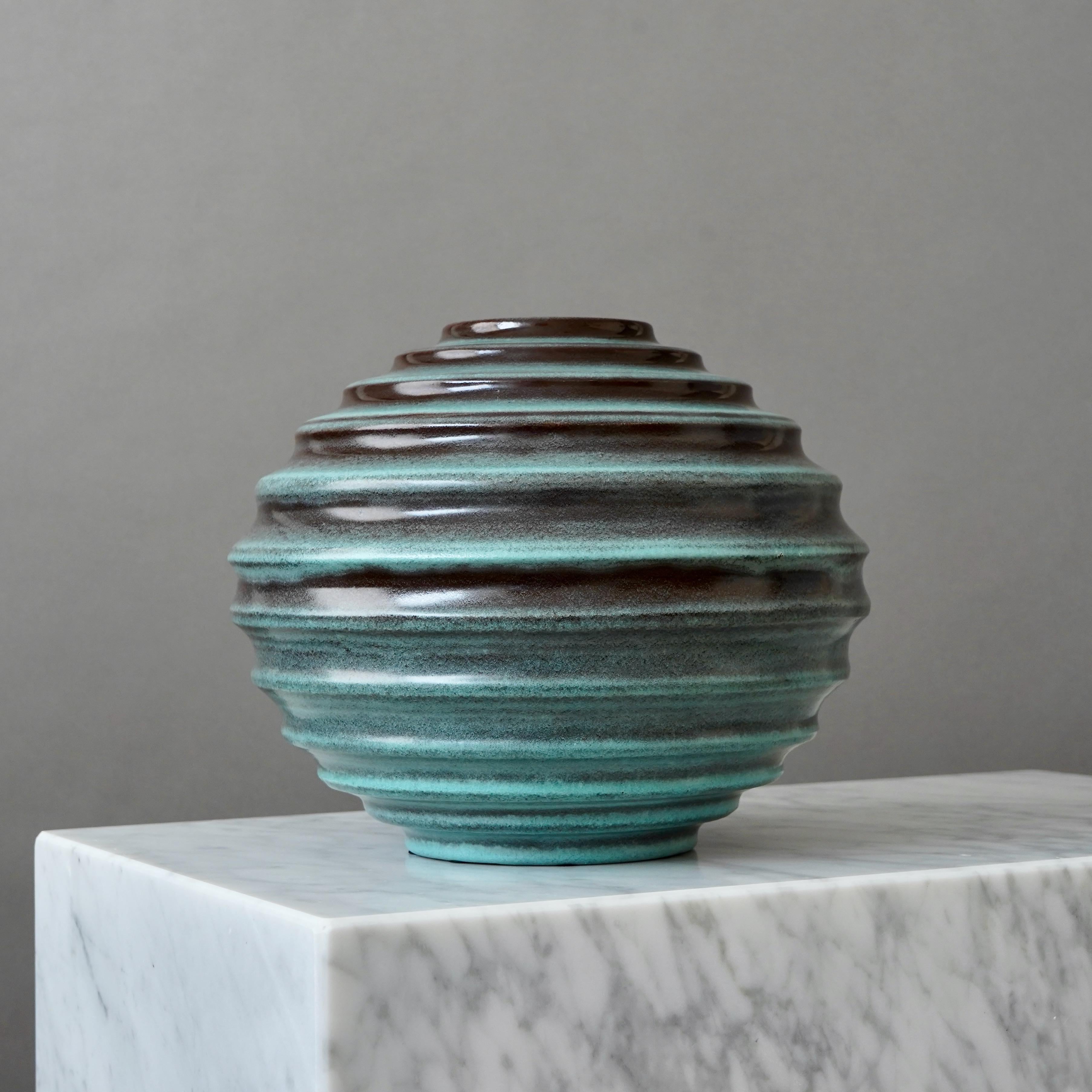 Türkisfarbene Art-Déco-Keramikkugelvase von Ewald Dahlskog, Bo Fajans, Schweden, 1930er Jahre (Schwedisch) im Angebot