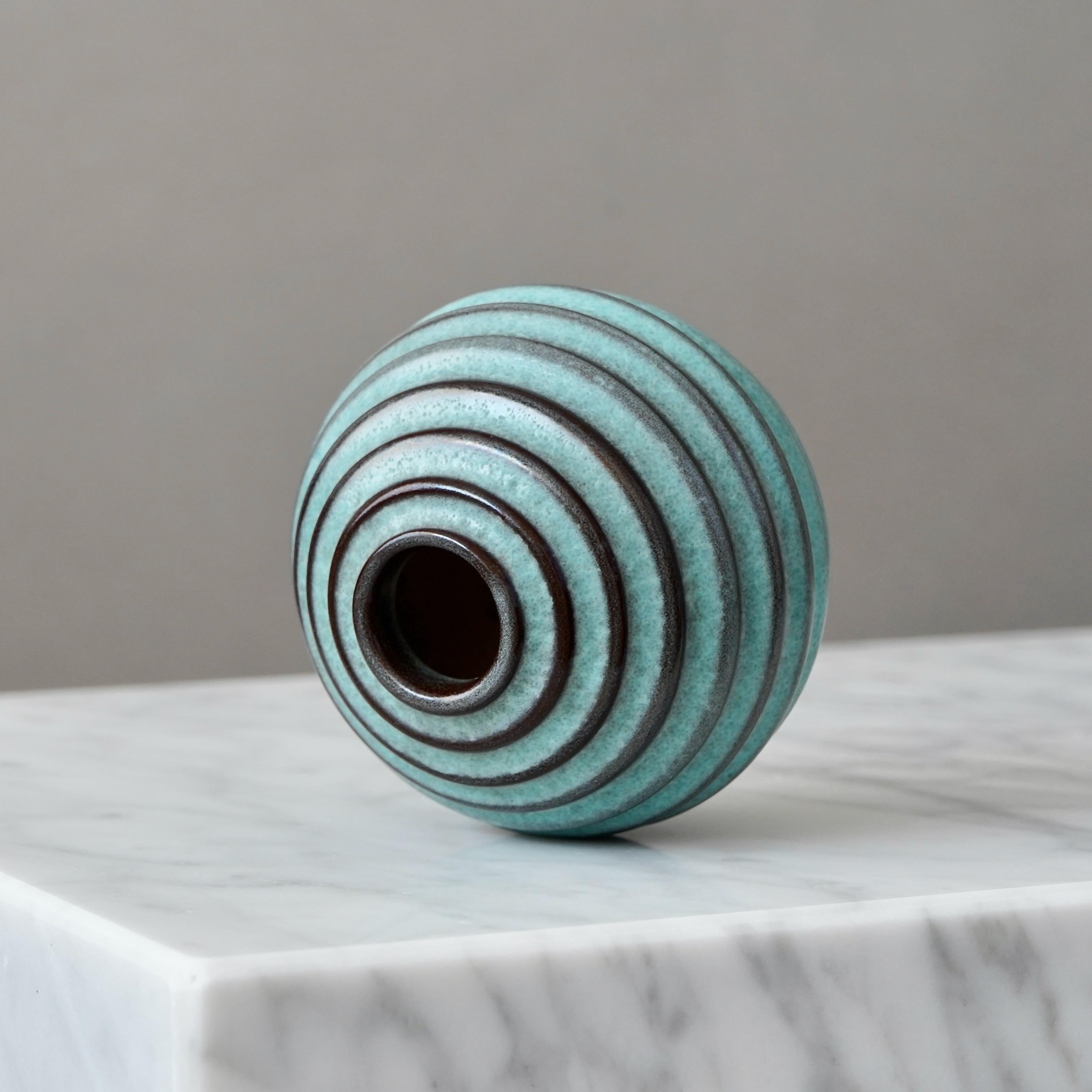 Svedese Vaso a globo in ceramica Art Deco turchese di Ewald Dahlskog, Bo Fajans, Svezia, anni '30 in vendita