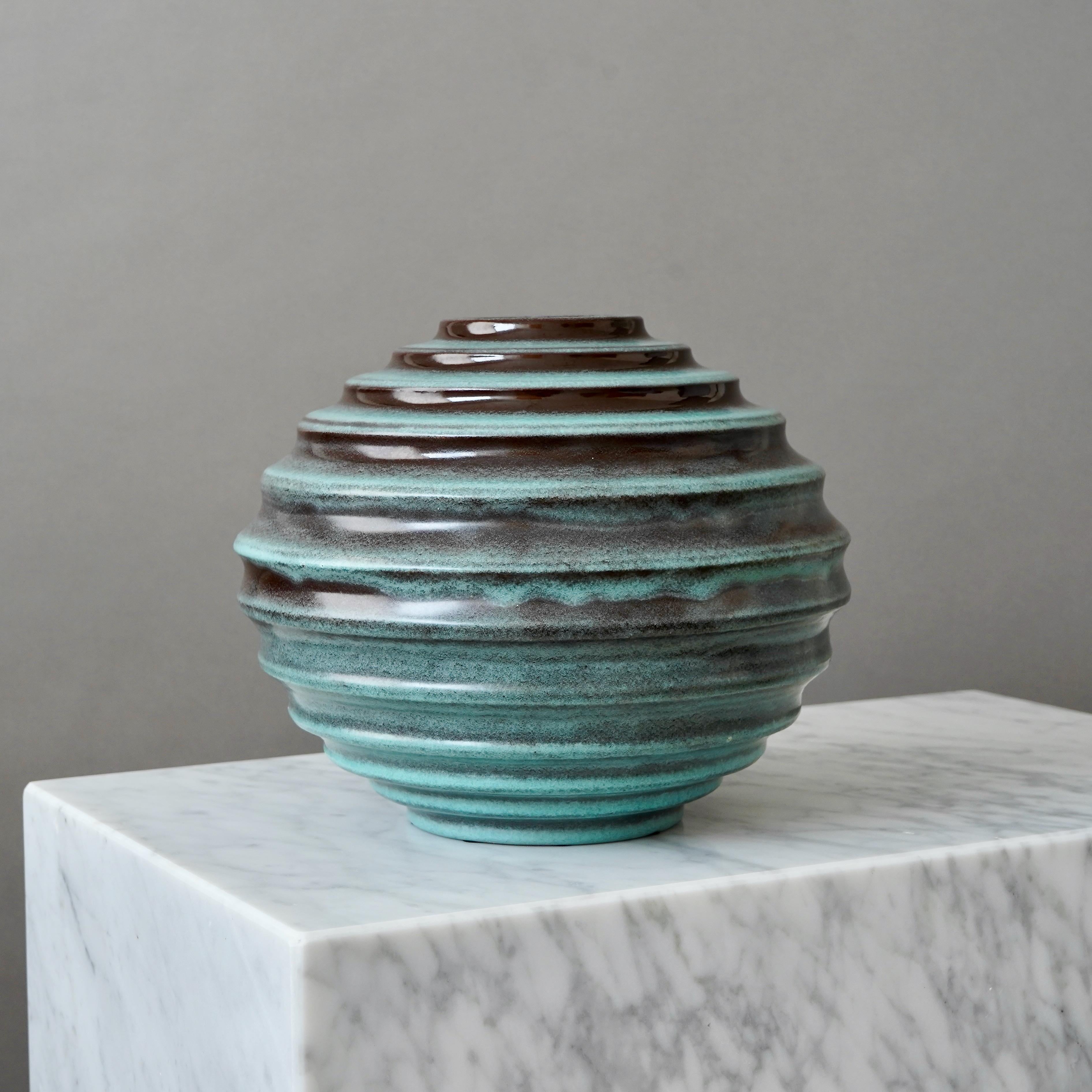 Türkisfarbene Art-Déco-Keramikkugelvase von Ewald Dahlskog, Bo Fajans, Schweden, 1930er Jahre (Glasiert) im Angebot