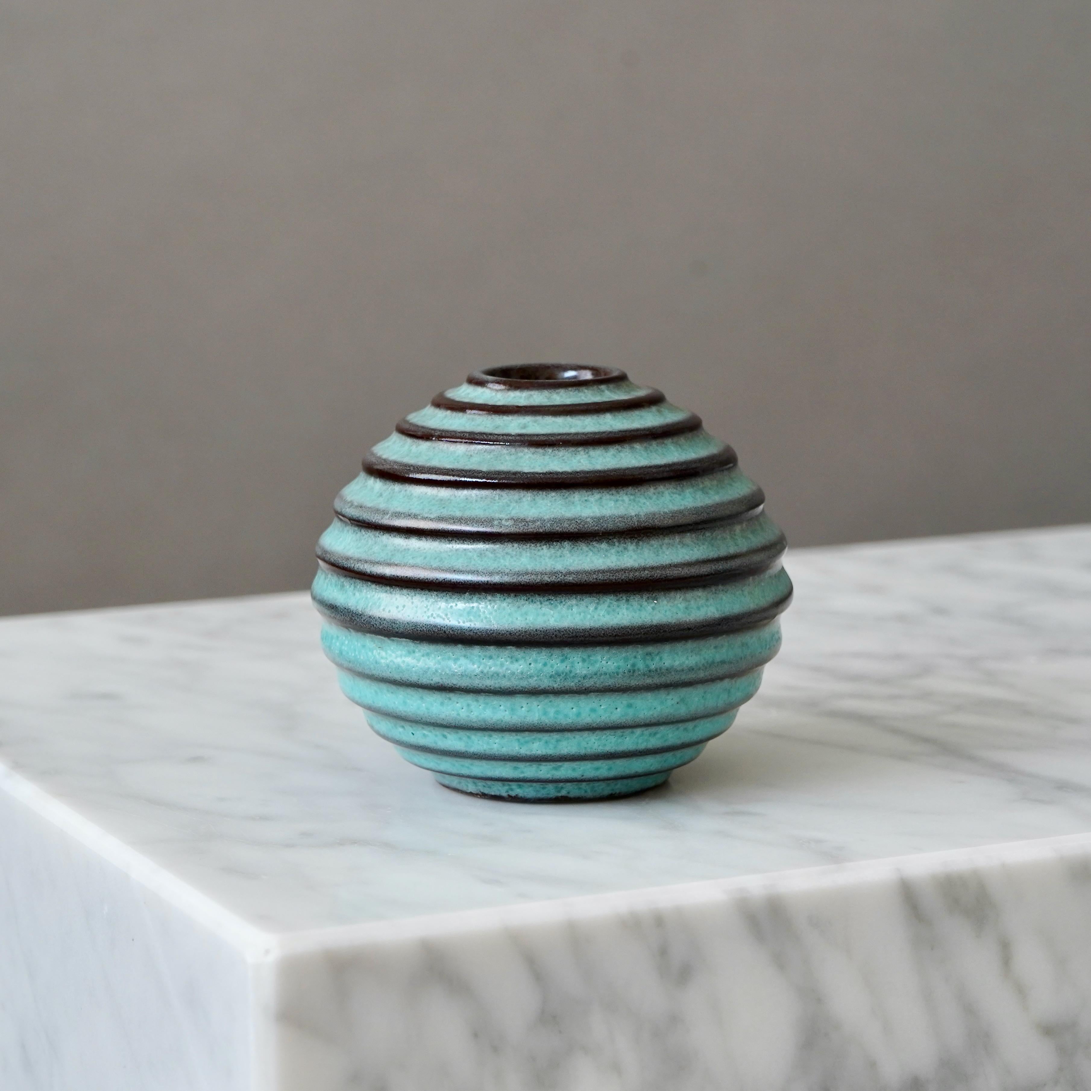 Smaltato Vaso a globo in ceramica Art Deco turchese di Ewald Dahlskog, Bo Fajans, Svezia, anni '30 in vendita