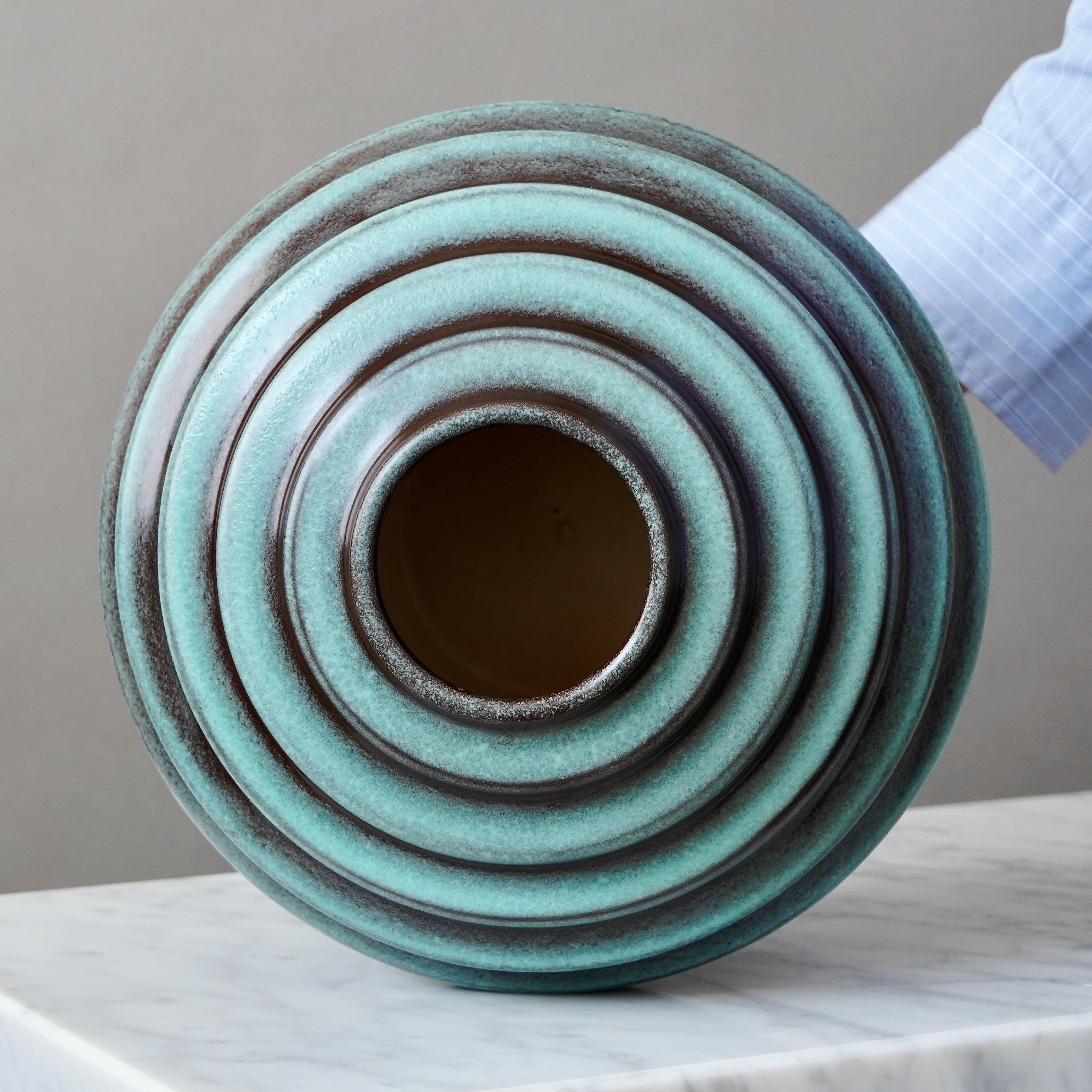 Türkisfarbene Art-Déco-Keramikkugelvase von Ewald Dahlskog, Bo Fajans, Schweden, 1930er Jahre im Zustand „Gut“ im Angebot in Malmö, SE