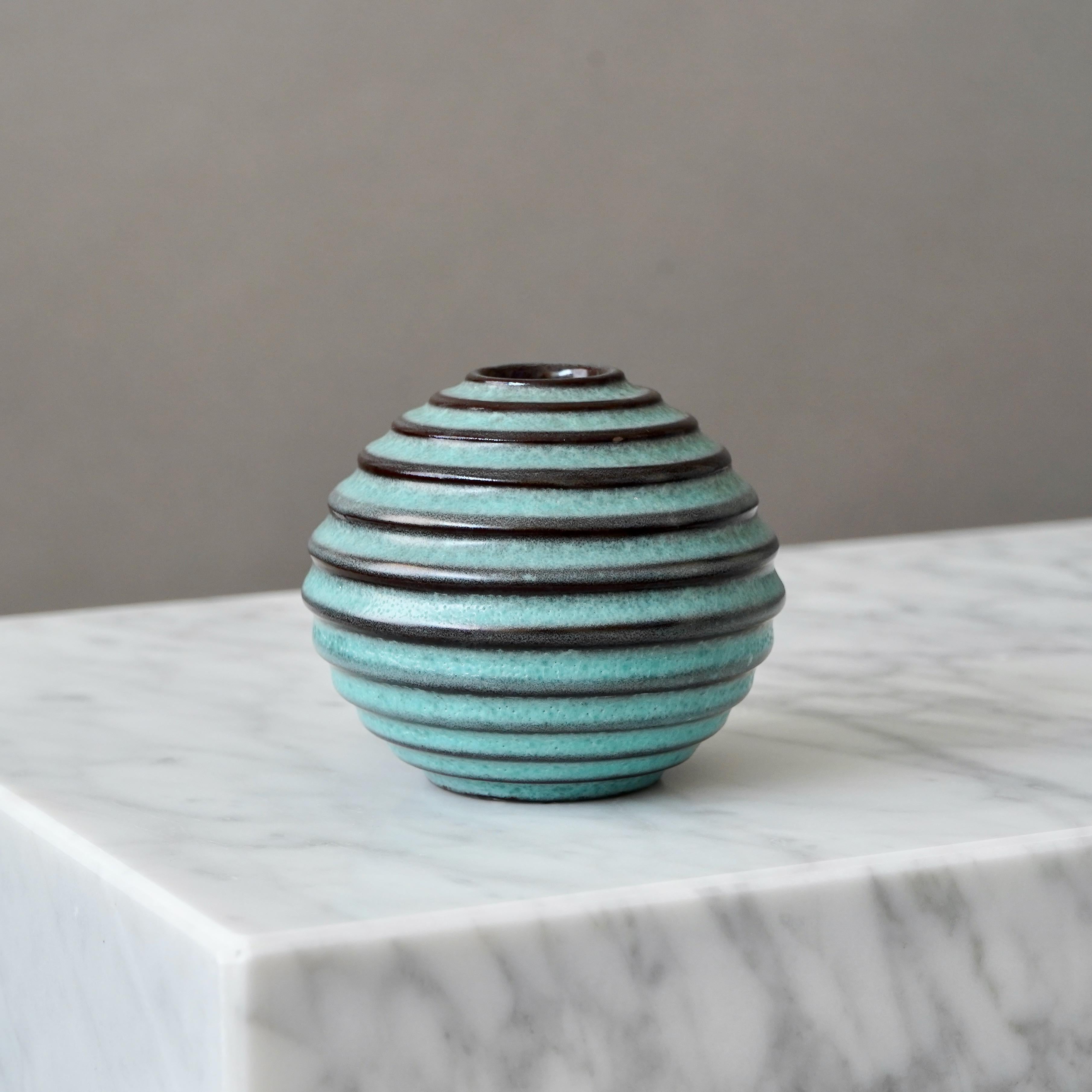 Vaso a globo in ceramica Art Deco turchese di Ewald Dahlskog, Bo Fajans, Svezia, anni '30 In condizioni discrete in vendita a Malmö, SE