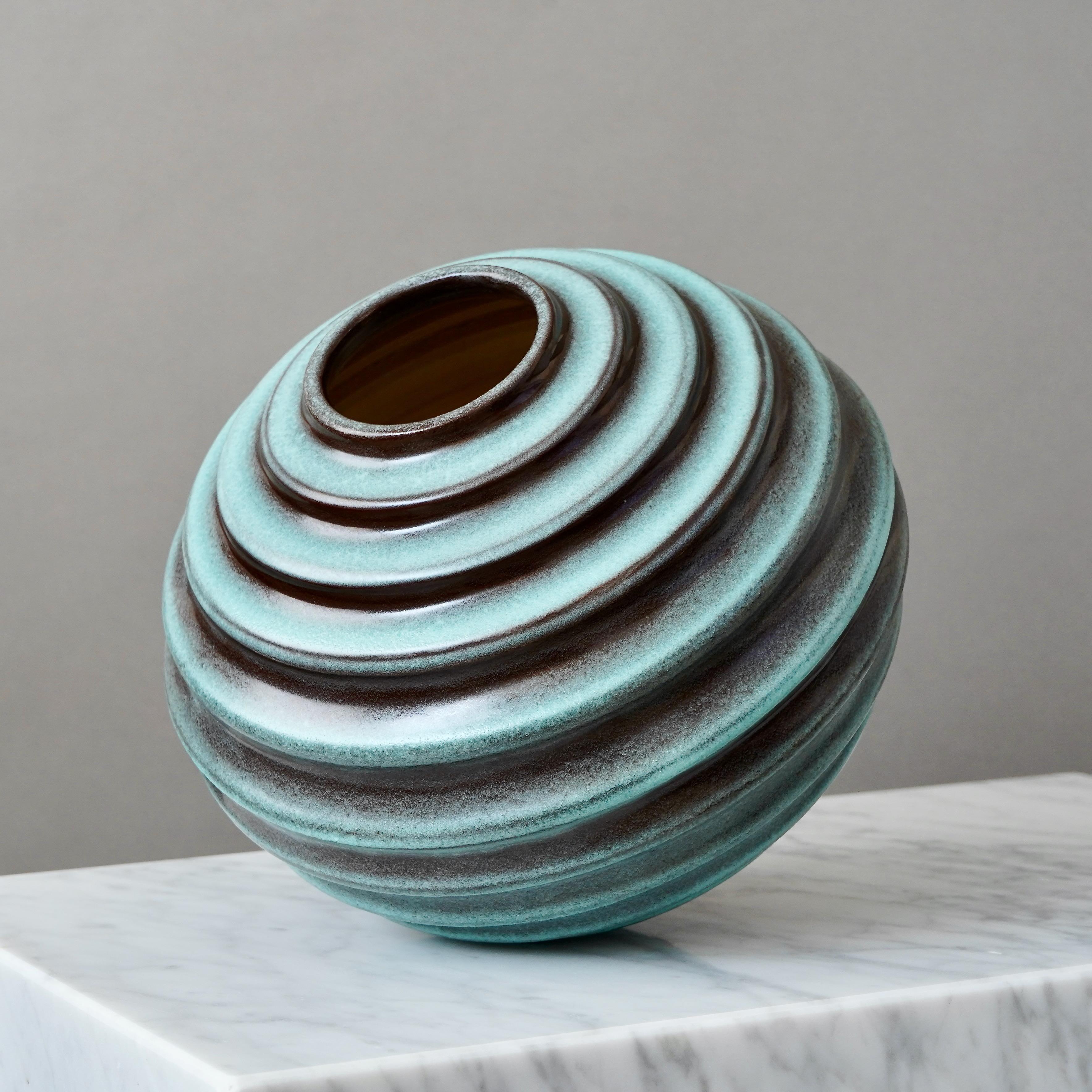 Türkisfarbene Art-Déco-Keramikkugelvase von Ewald Dahlskog, Bo Fajans, Schweden, 1930er Jahre (20. Jahrhundert) im Angebot