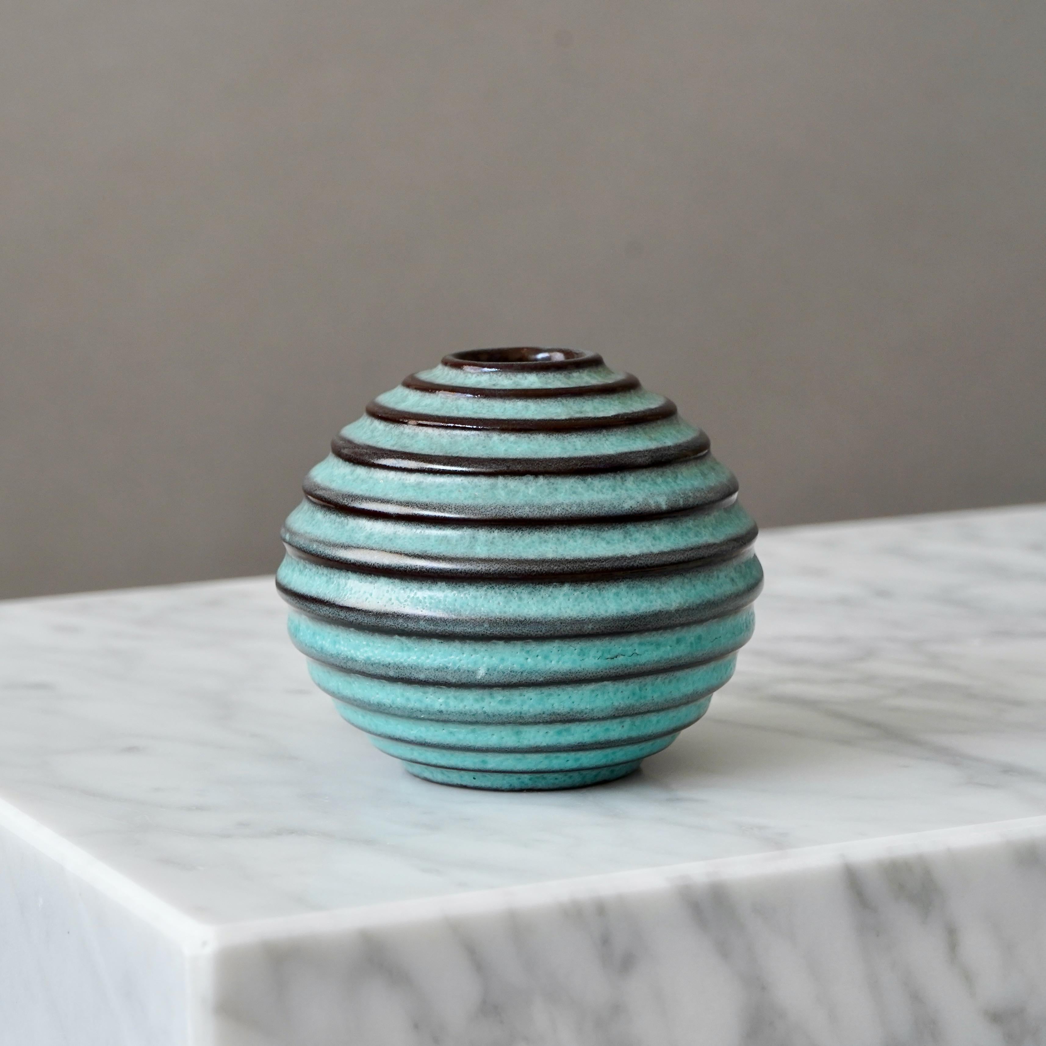 XX secolo Vaso a globo in ceramica Art Deco turchese di Ewald Dahlskog, Bo Fajans, Svezia, anni '30 in vendita