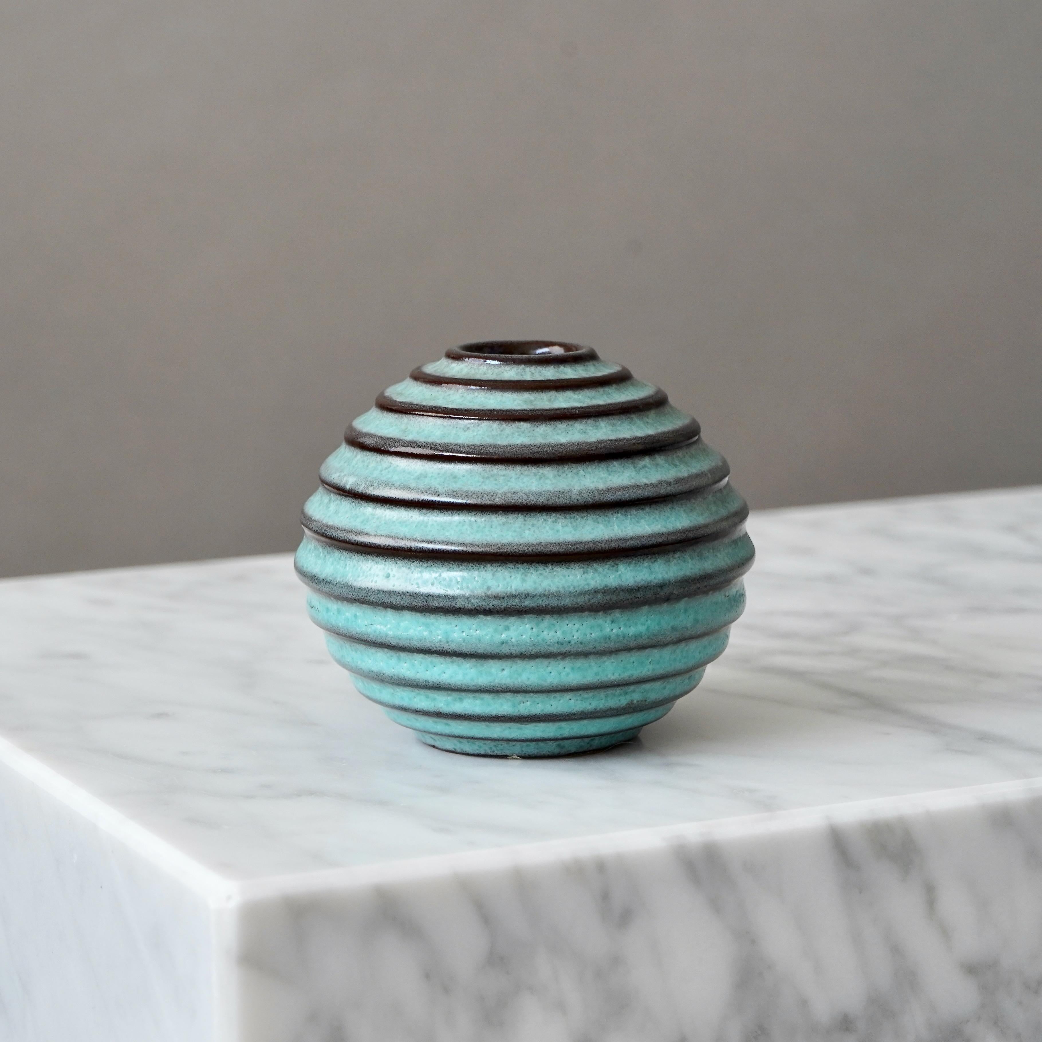 Ceramica Vaso a globo in ceramica Art Deco turchese di Ewald Dahlskog, Bo Fajans, Svezia, anni '30 in vendita