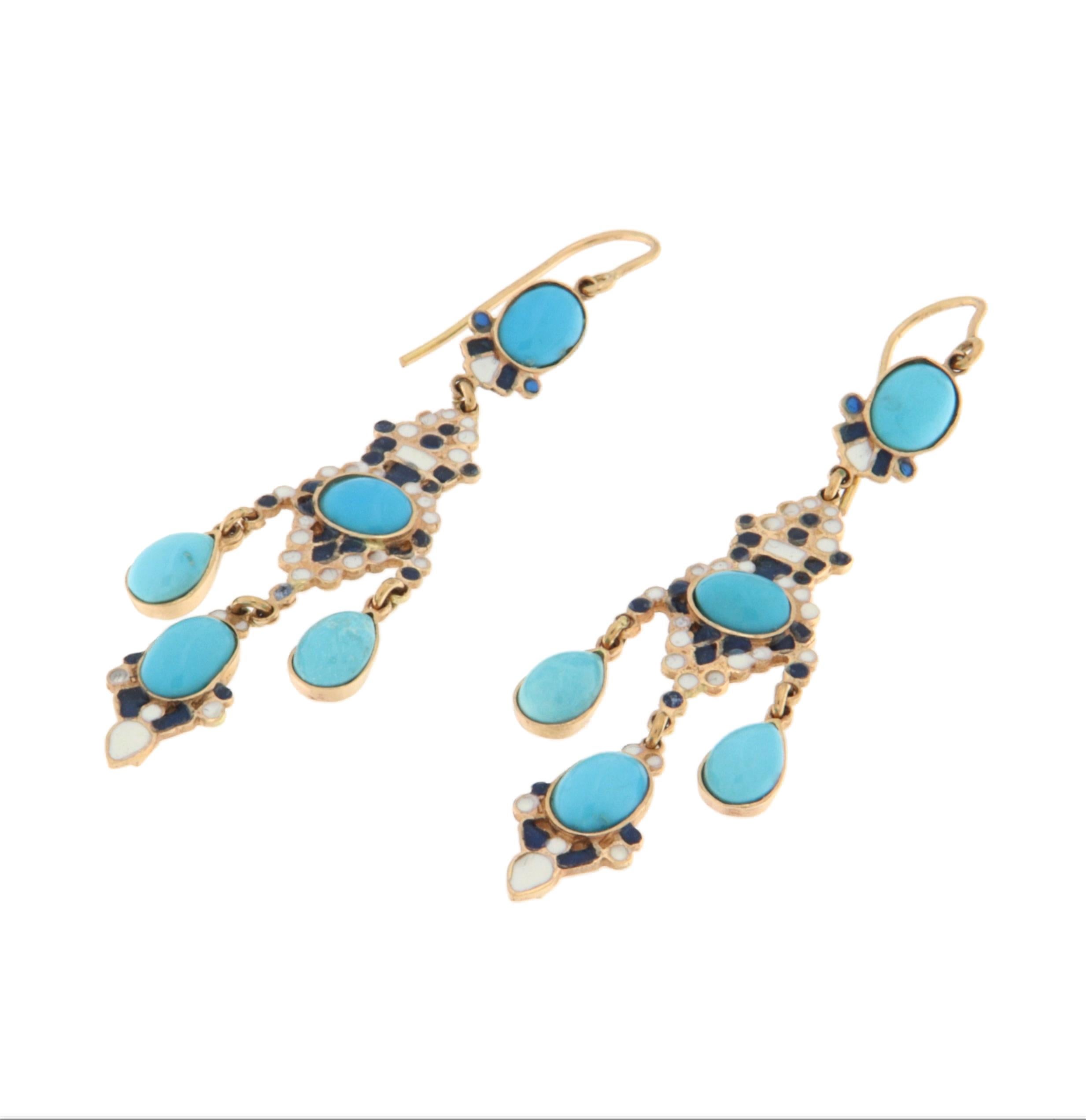 Ces étonnantes boucles d'oreilles pendantes en or jaune 14 carats incarnent l'équilibre parfait entre tradition artisanale et design sophistiqué, grâce à une combinaison raffinée de matériaux précieux et de couleurs vibrantes. Un Jewell unique qui